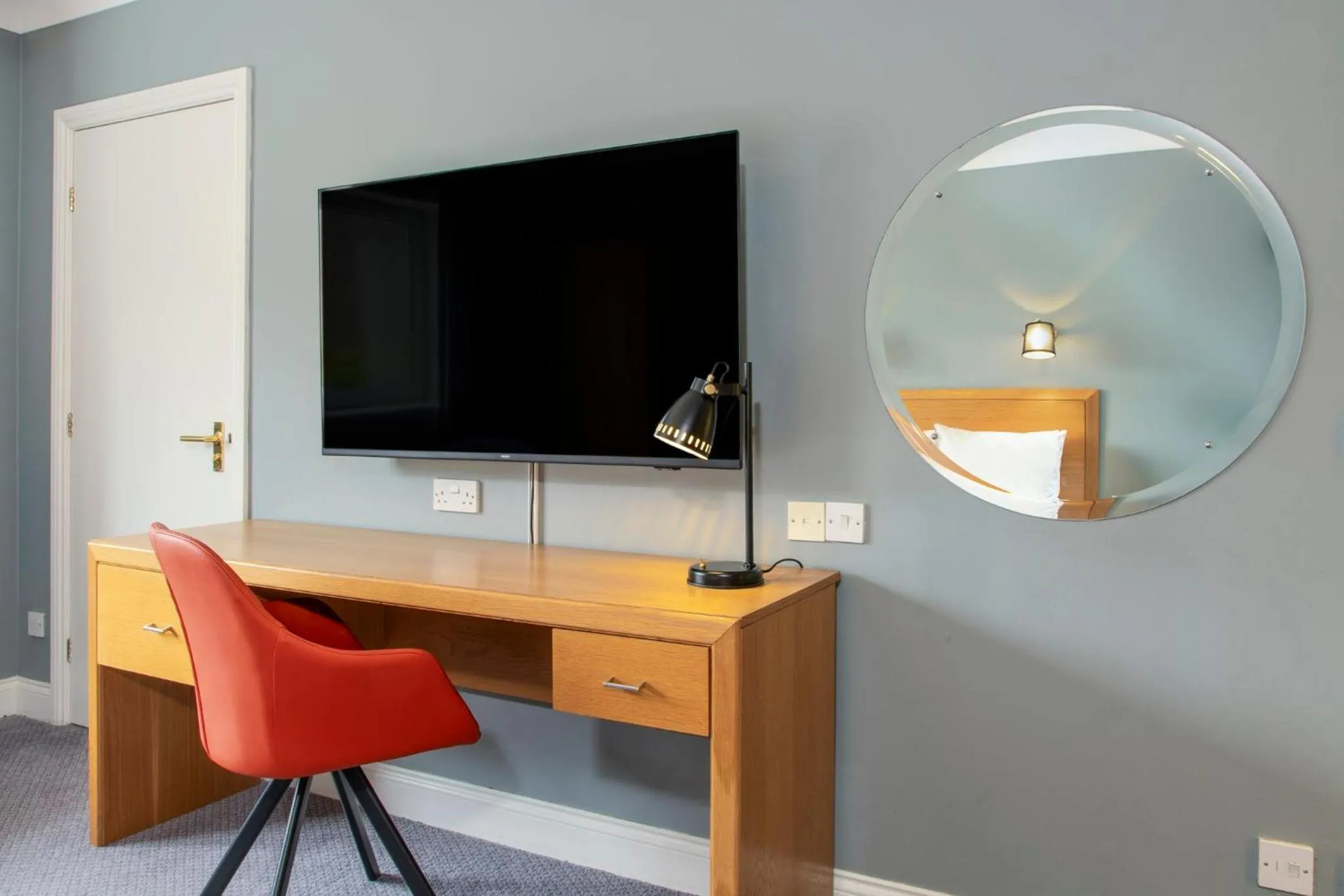 Photo of the whole room in Holiday Inn Edinburgh Zoo by IHG