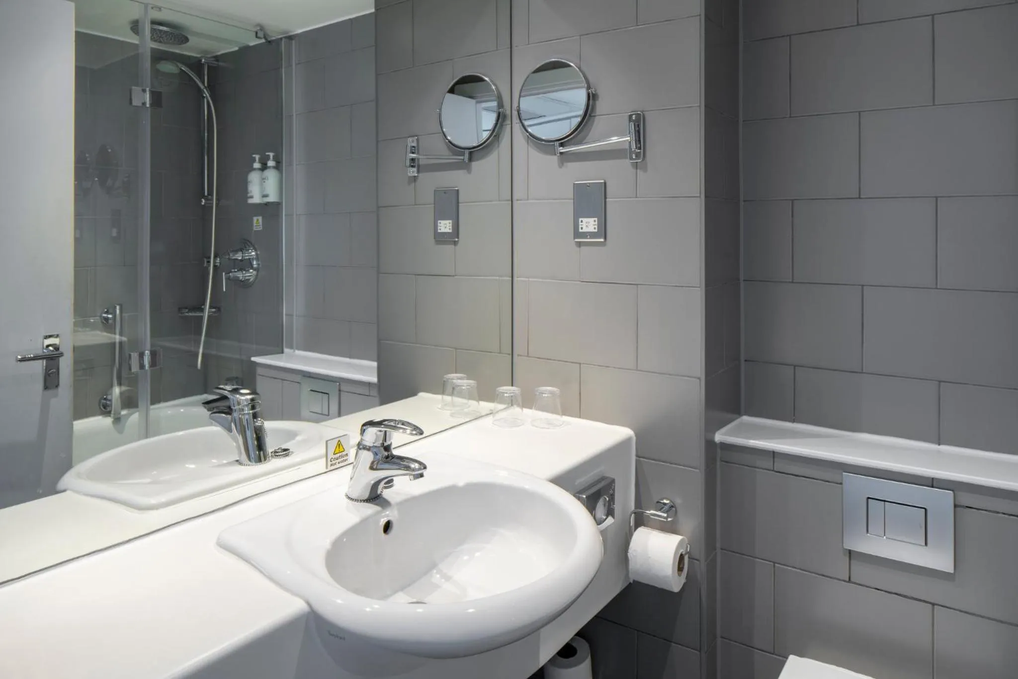 Photo of the whole room in Holiday Inn Edinburgh Zoo by IHG