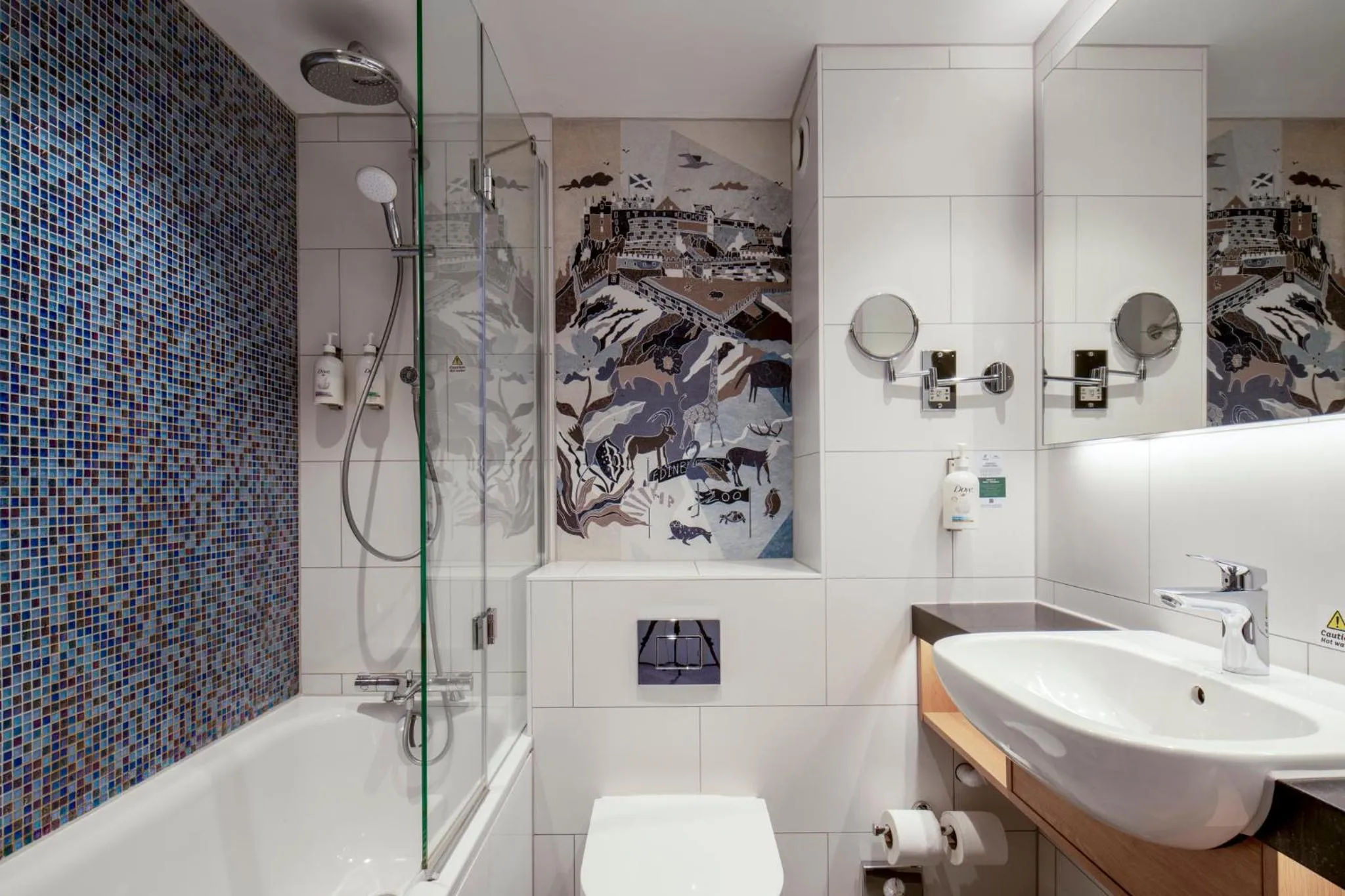 Photo of the whole room in Holiday Inn Edinburgh Zoo by IHG