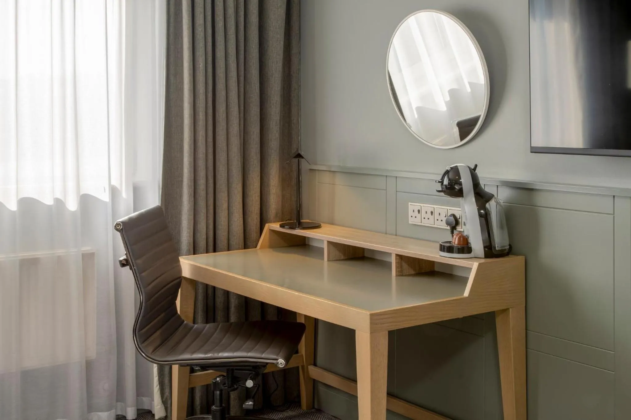 Photo of the whole room in Holiday Inn Edinburgh Zoo by IHG