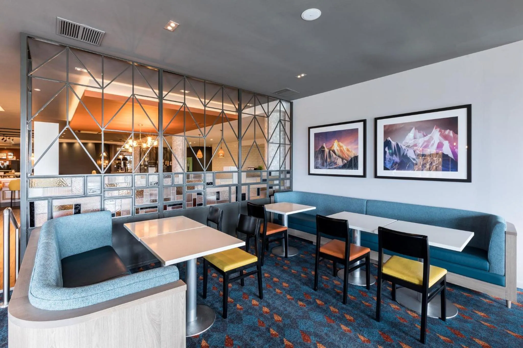 Lounge or bar in Holiday Inn Edinburgh Zoo by IHG