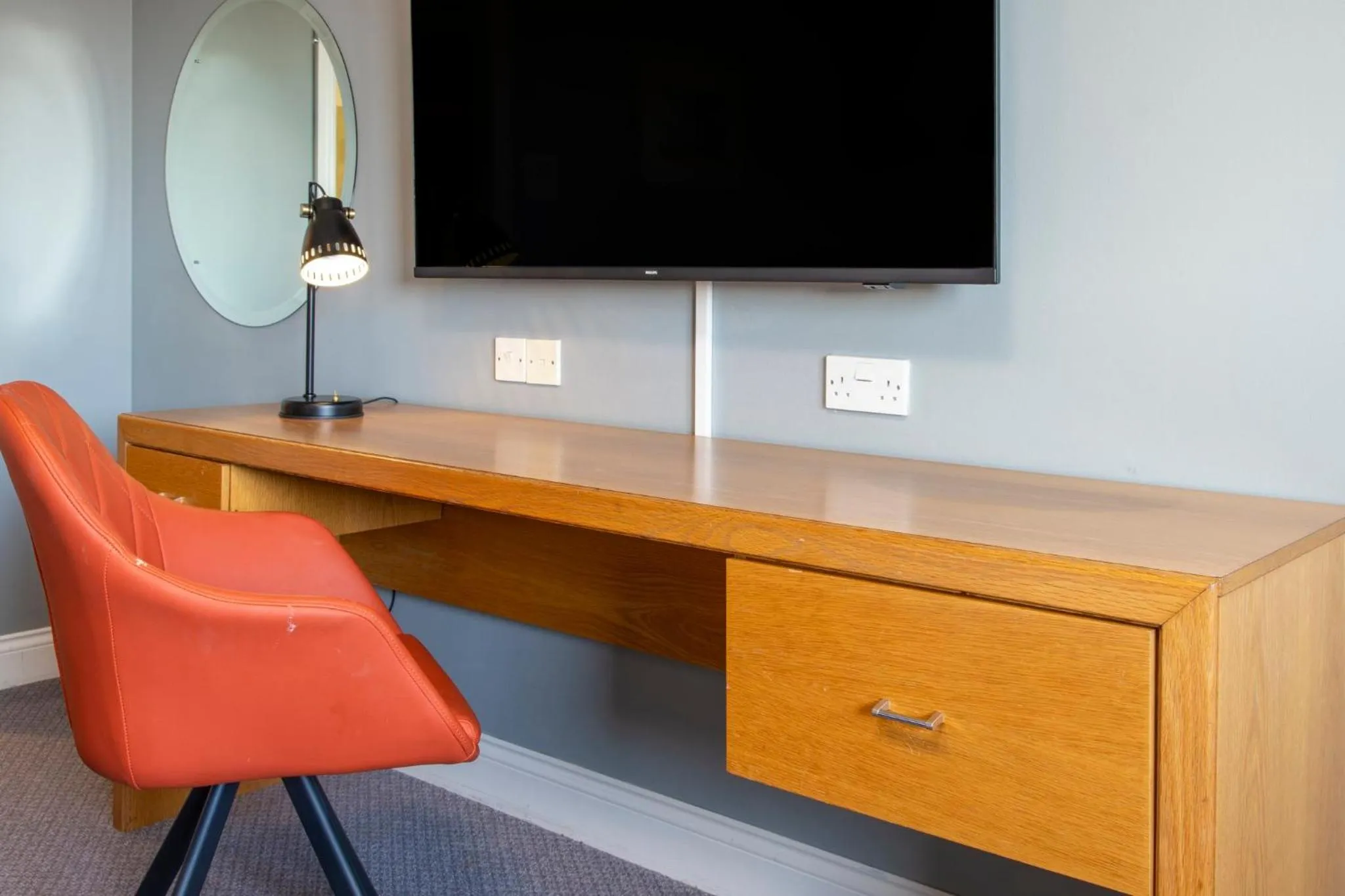 Photo of the whole room in Holiday Inn Edinburgh Zoo by IHG