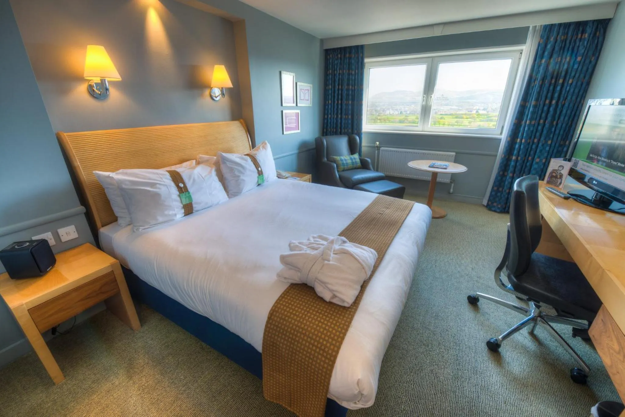 Photo of the whole room, Bed in Holiday Inn Edinburgh Zoo by IHG
