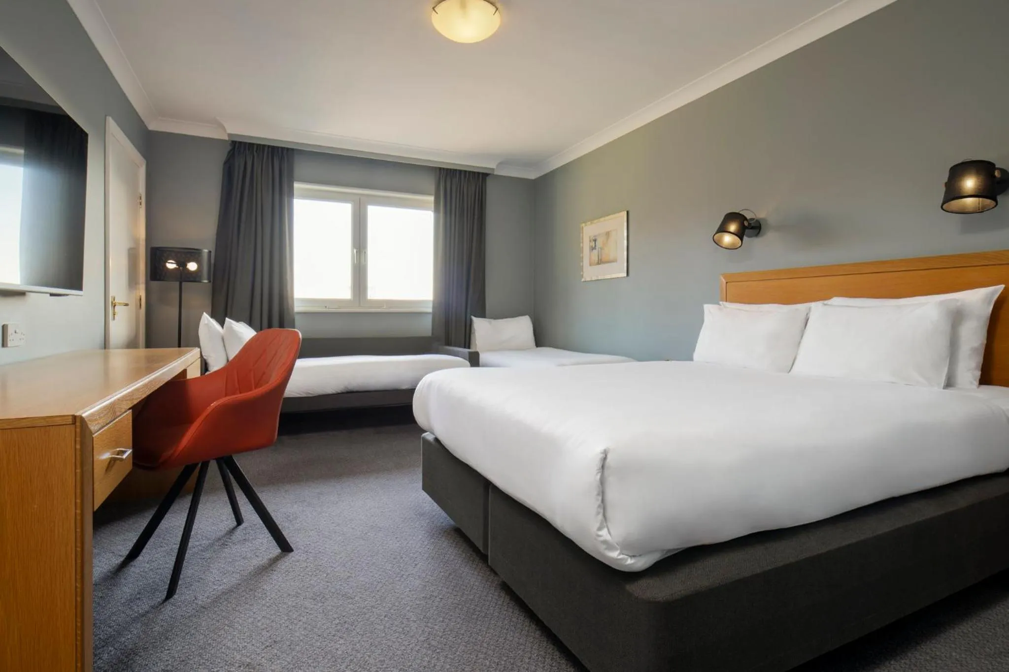 Photo of the whole room, Bed in Holiday Inn Edinburgh Zoo by IHG
