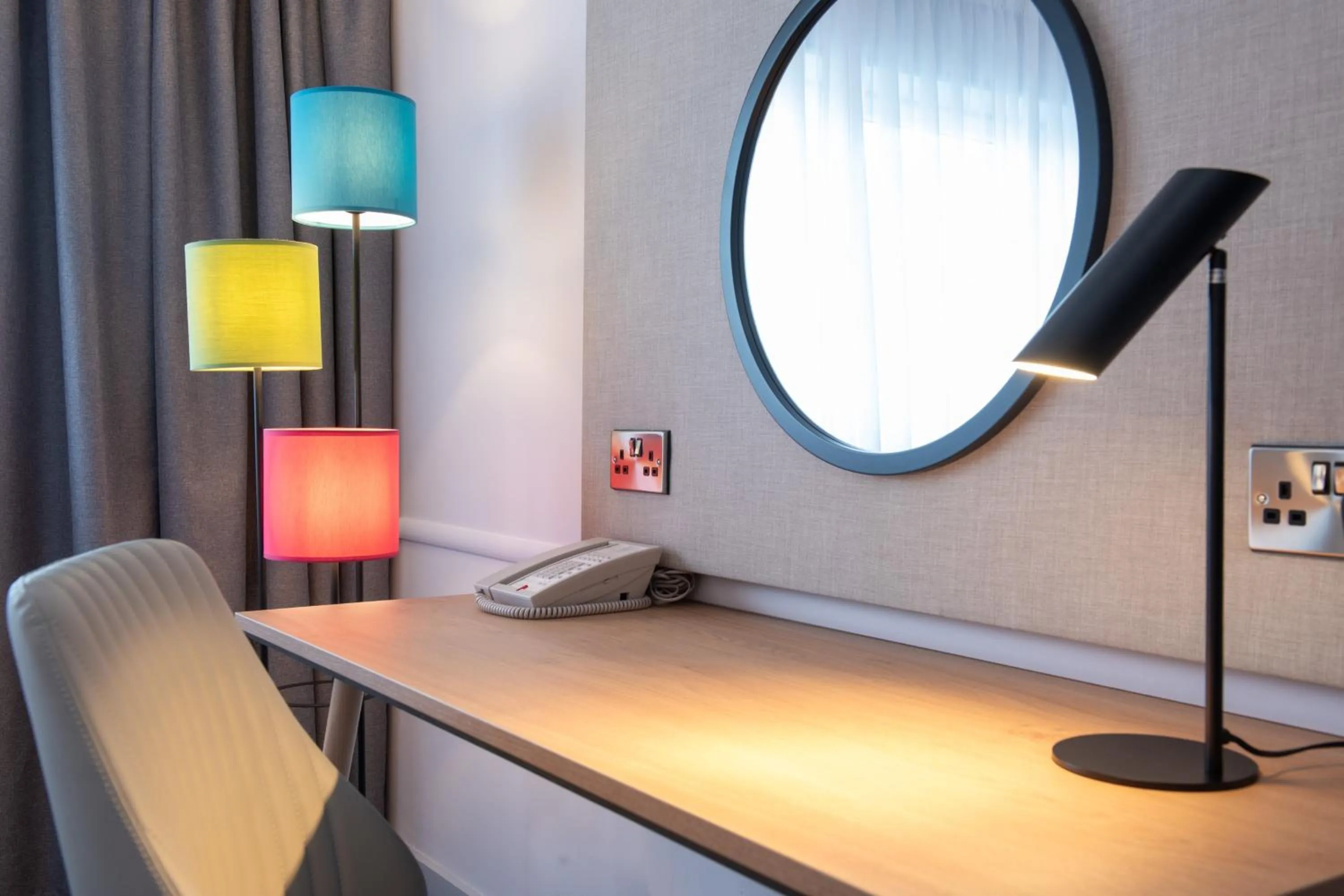 Photo of the whole room in Holiday Inn Edinburgh Zoo by IHG