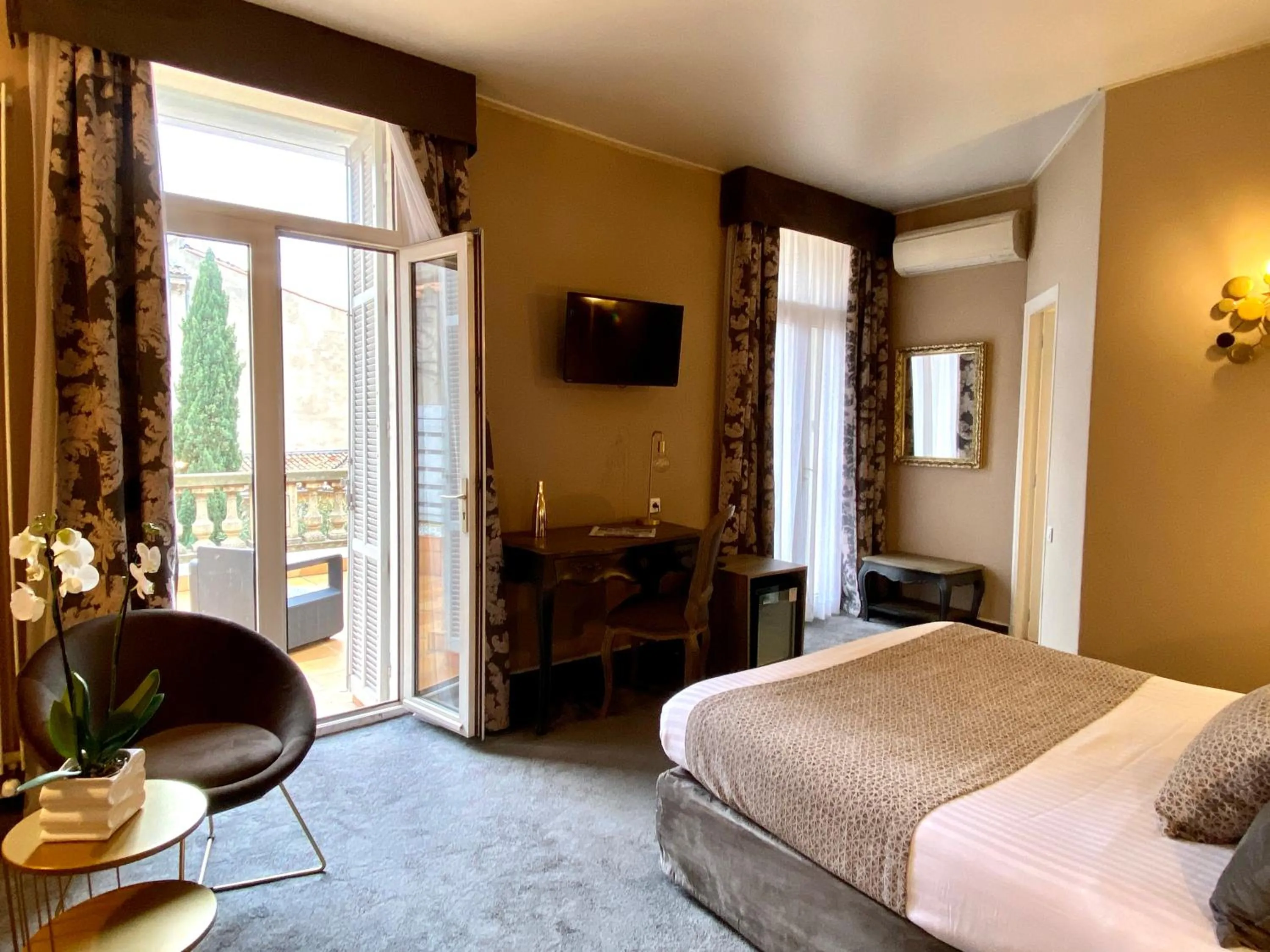 Bed in Hôtel des Augustins