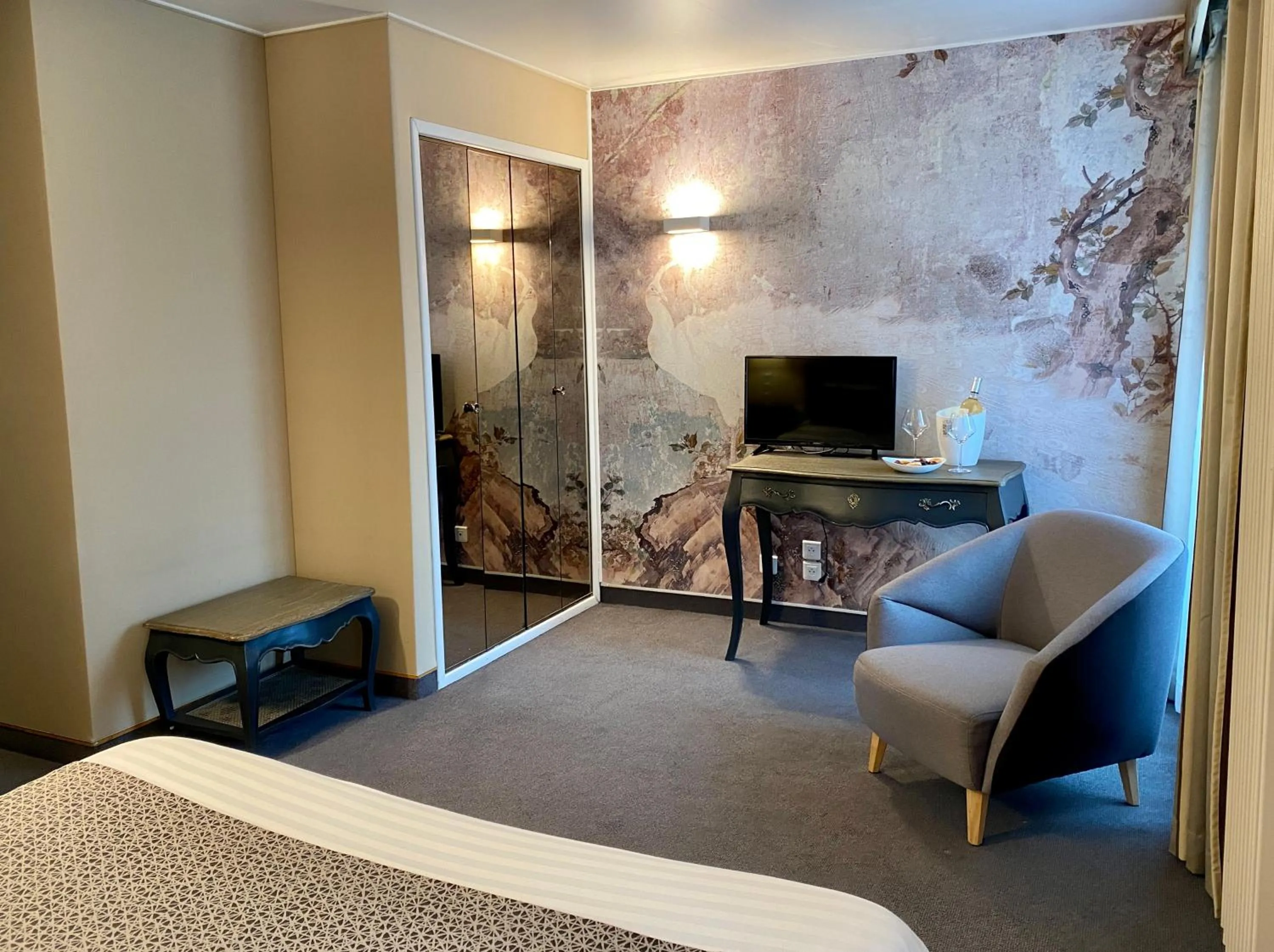 Bed in Hôtel des Augustins