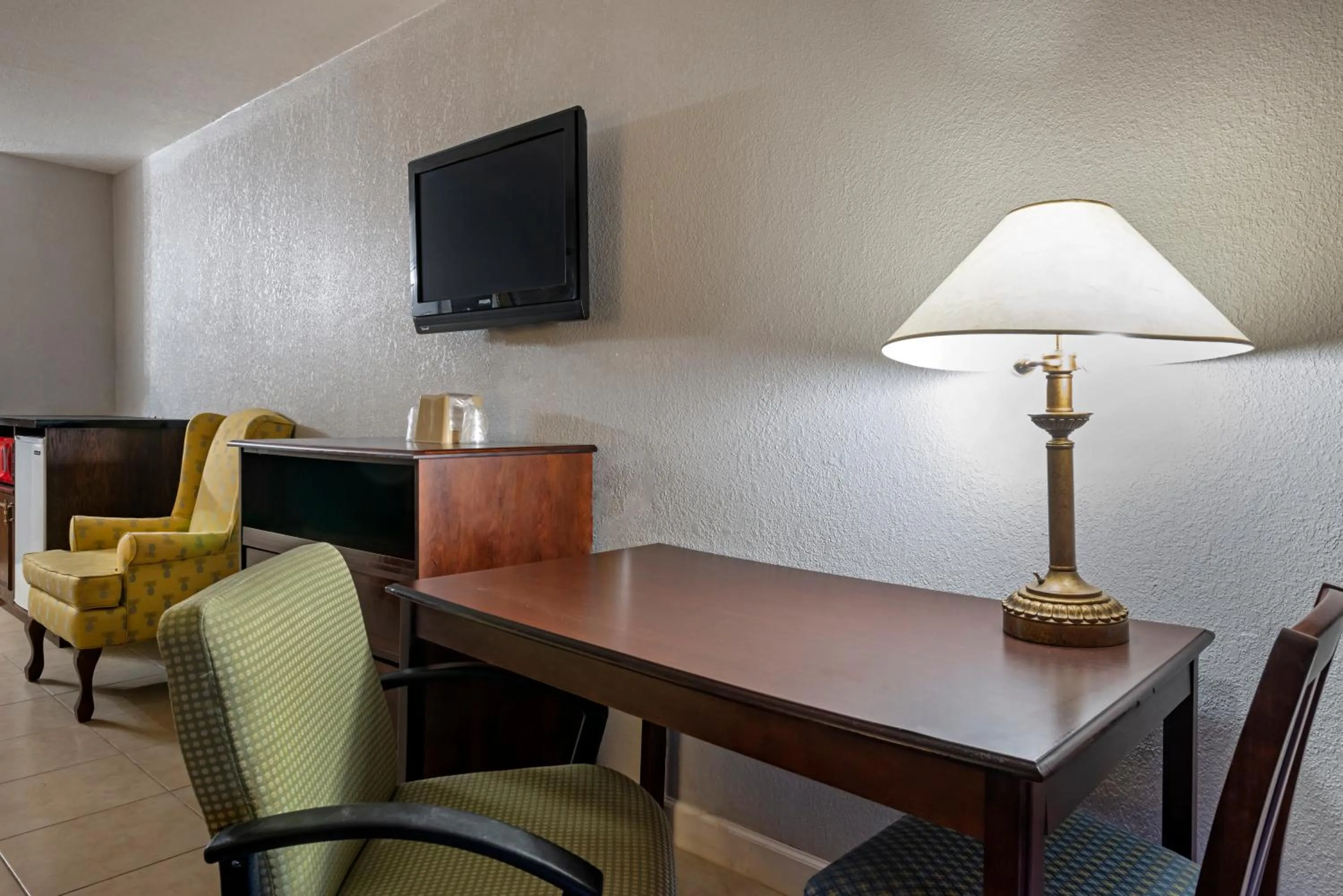 TV and multimedia in Rodeway Inn Clermont North