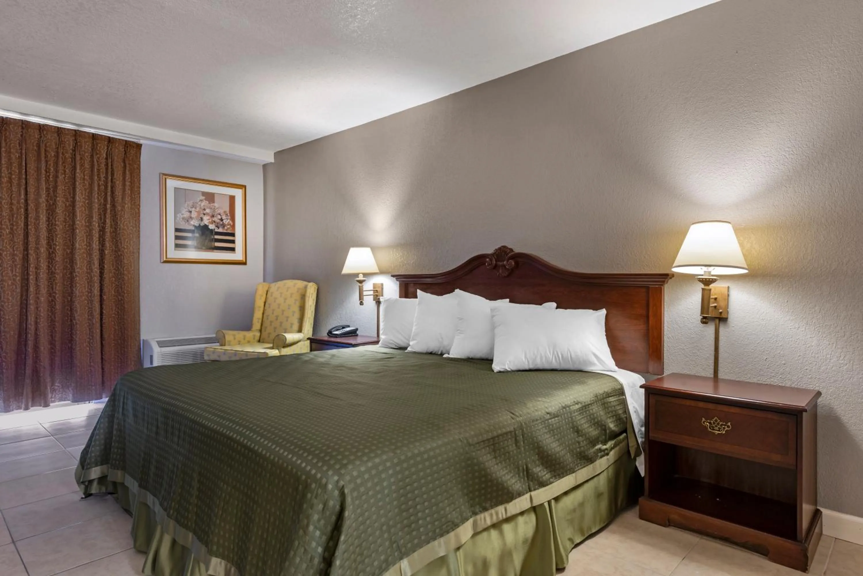 Photo of the whole room, Bed in Rodeway Inn Clermont North