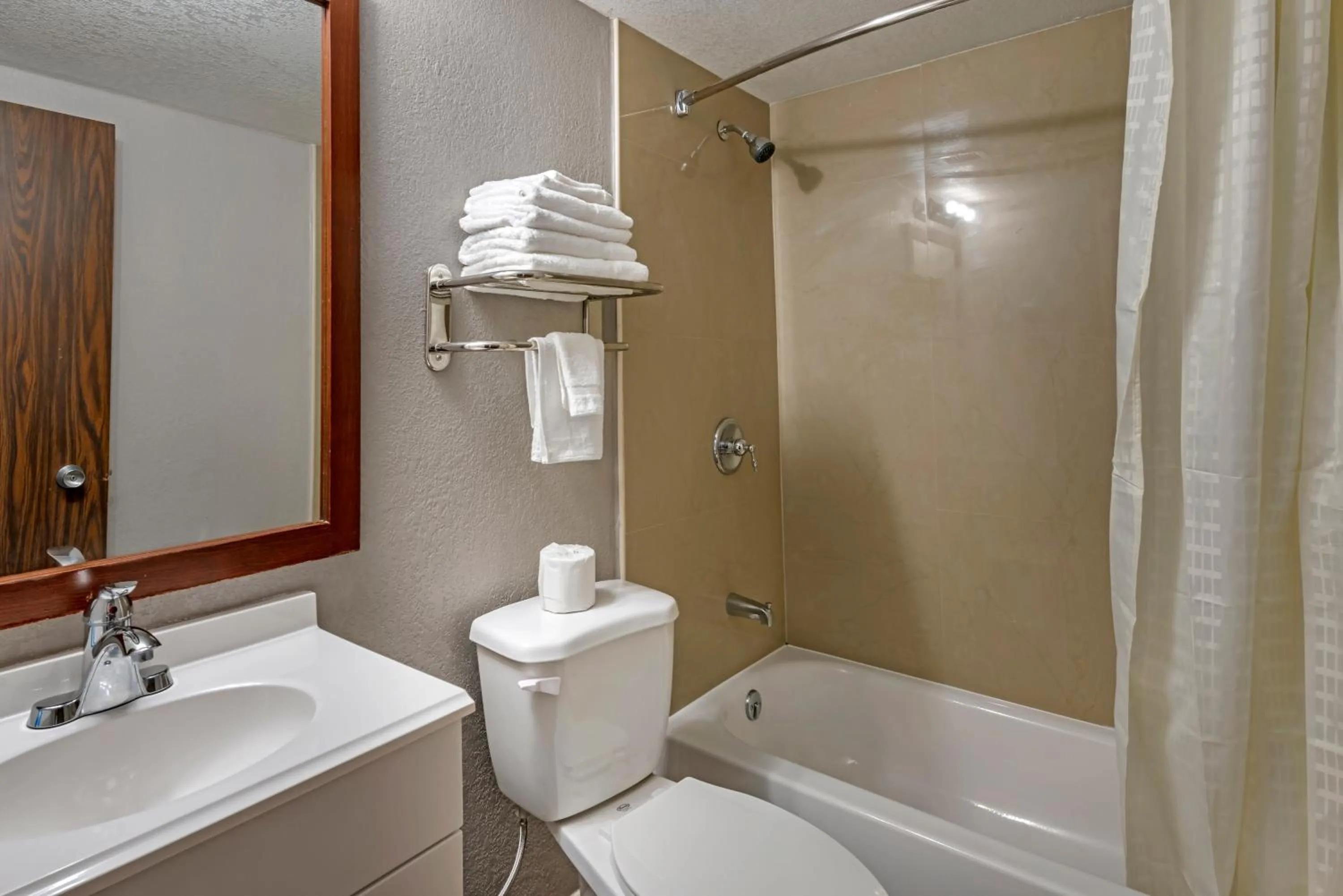 Bathroom in Rodeway Inn Clermont North