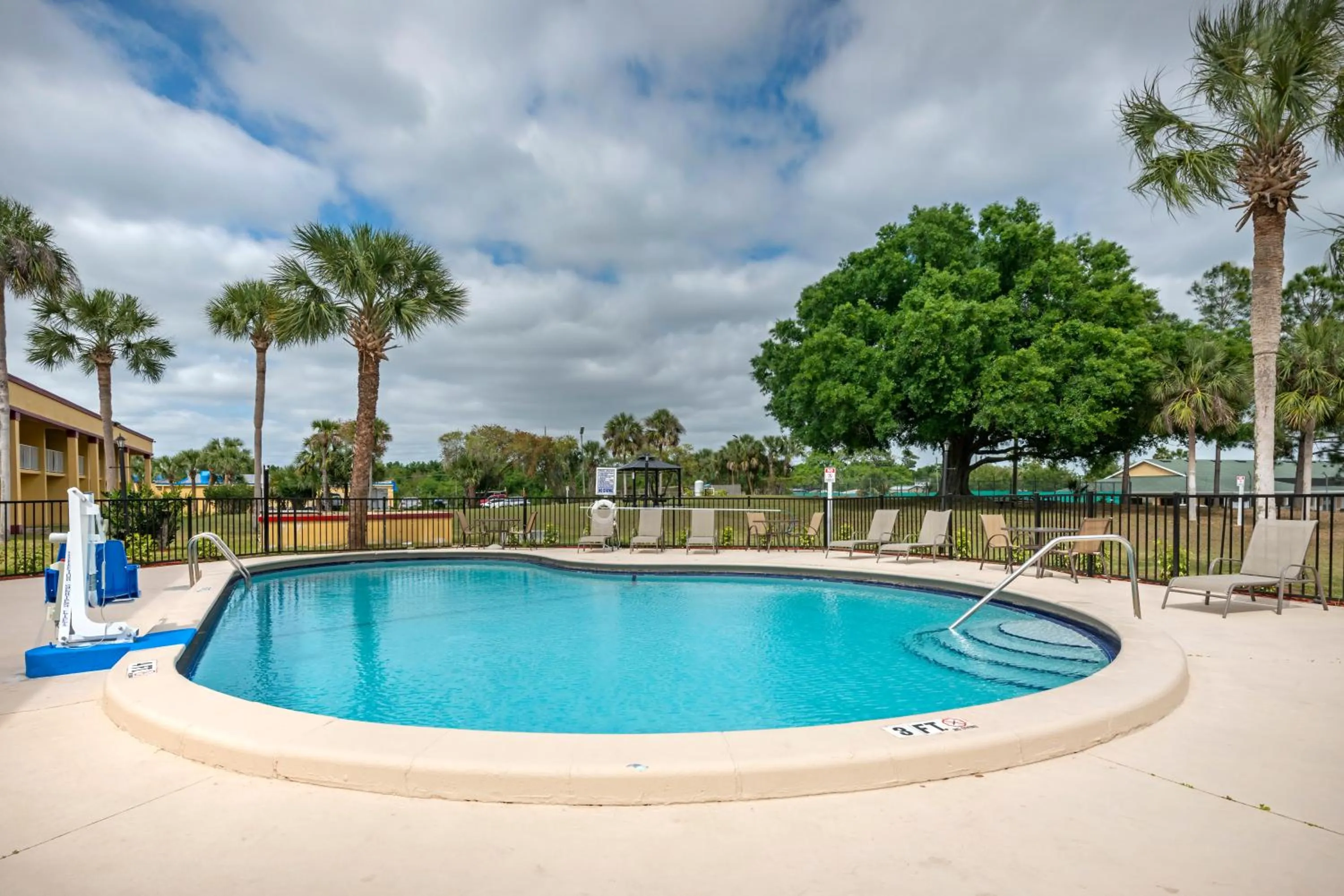 Swimming pool in Rodeway Inn Clermont North