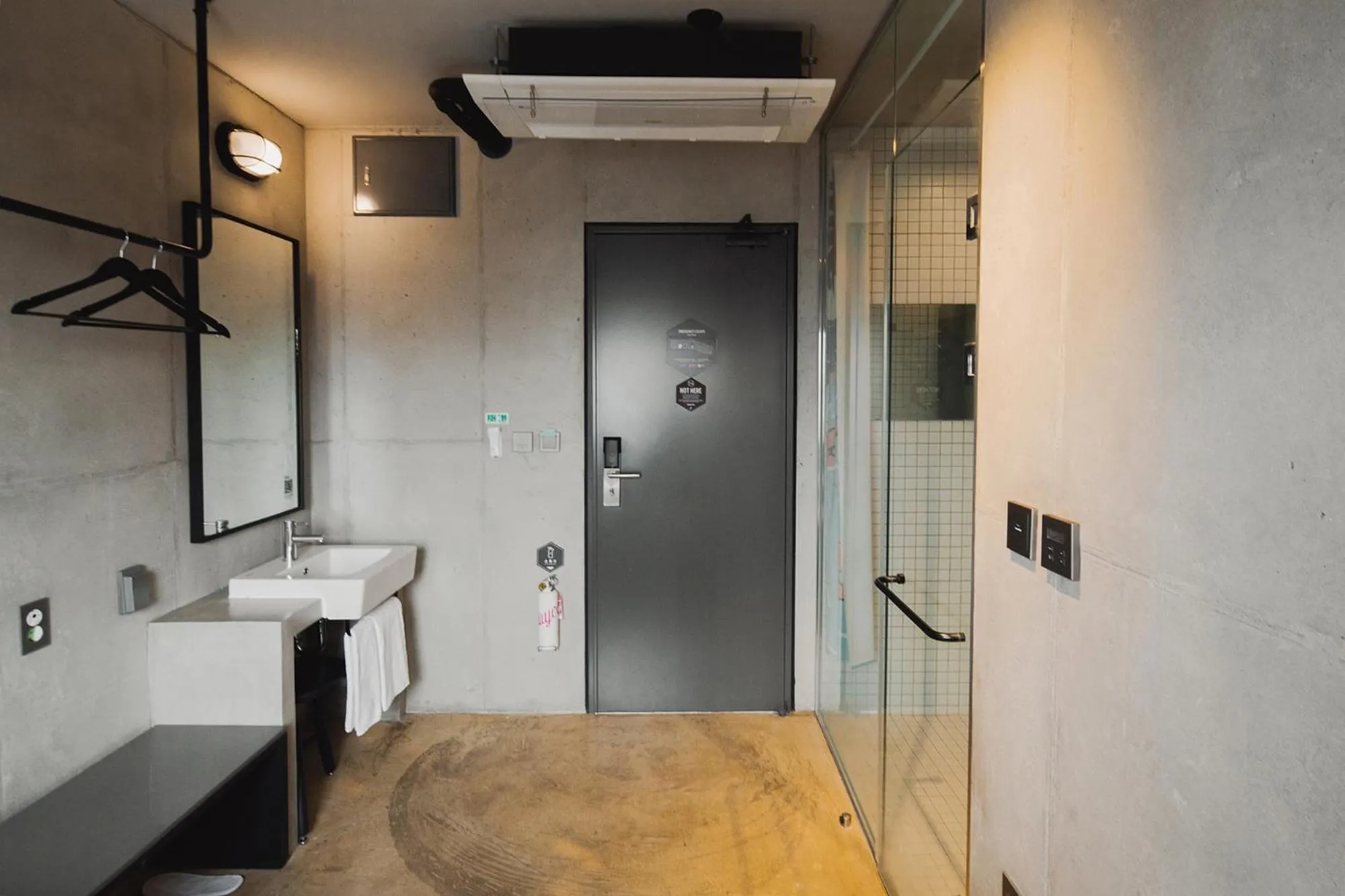 Photo of the whole room, Bed in Playce Camp Jeju