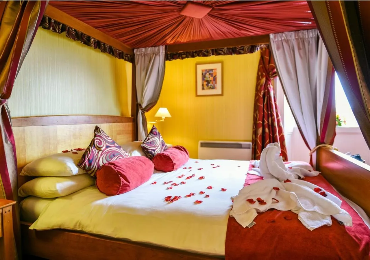 Bed in Cairndale Hotel & Spa