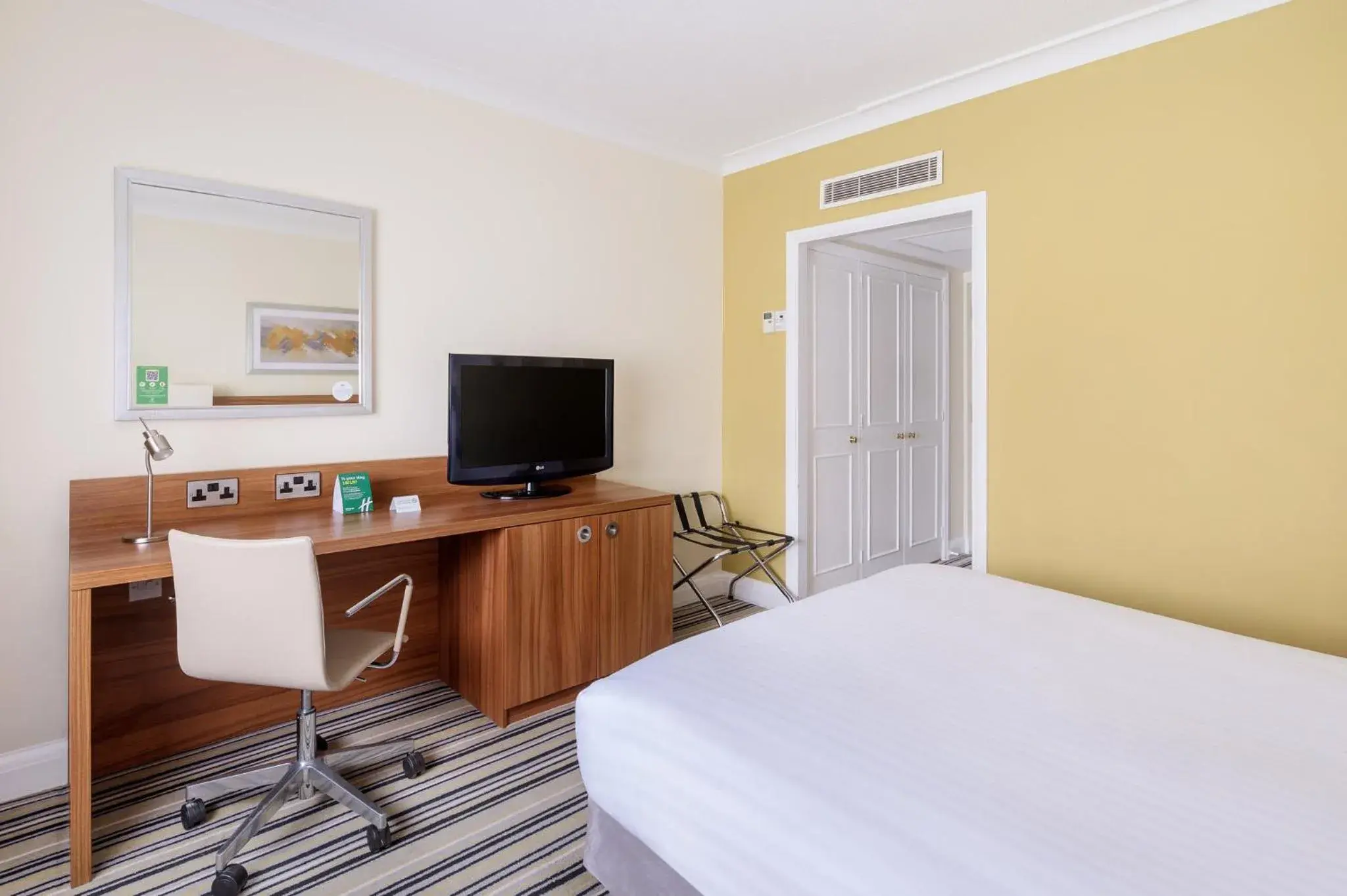Standard Room in Holiday Inn Rochester-Chatham by IHG Standard Room in Holiday Inn Rochester-Chatham by IHG