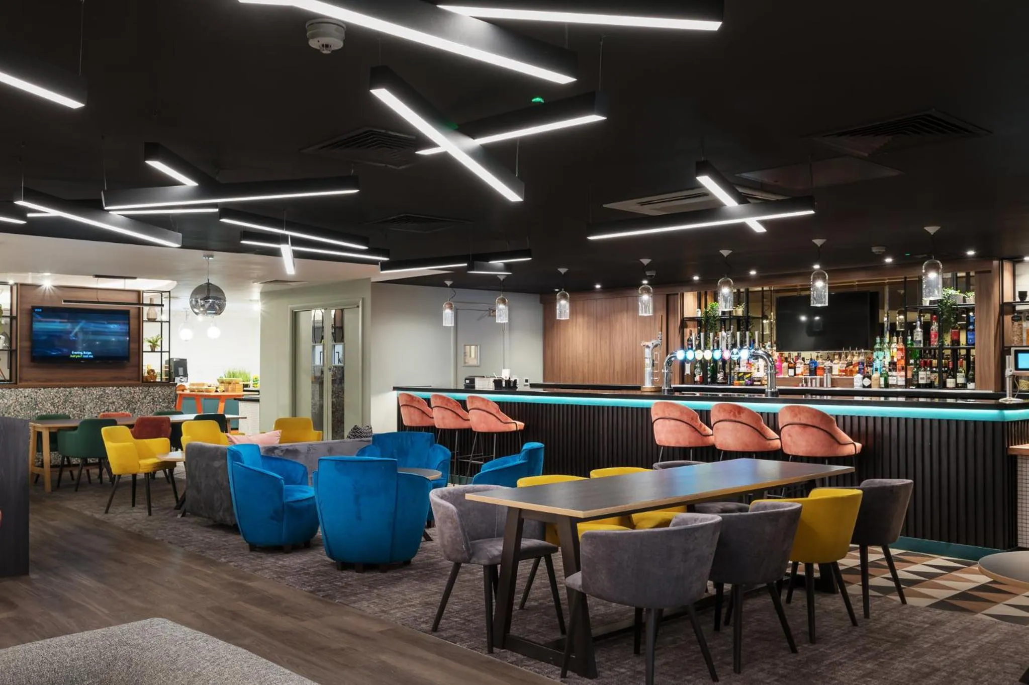 Lounge or bar in Holiday Inn Rochester-Chatham by IHG
