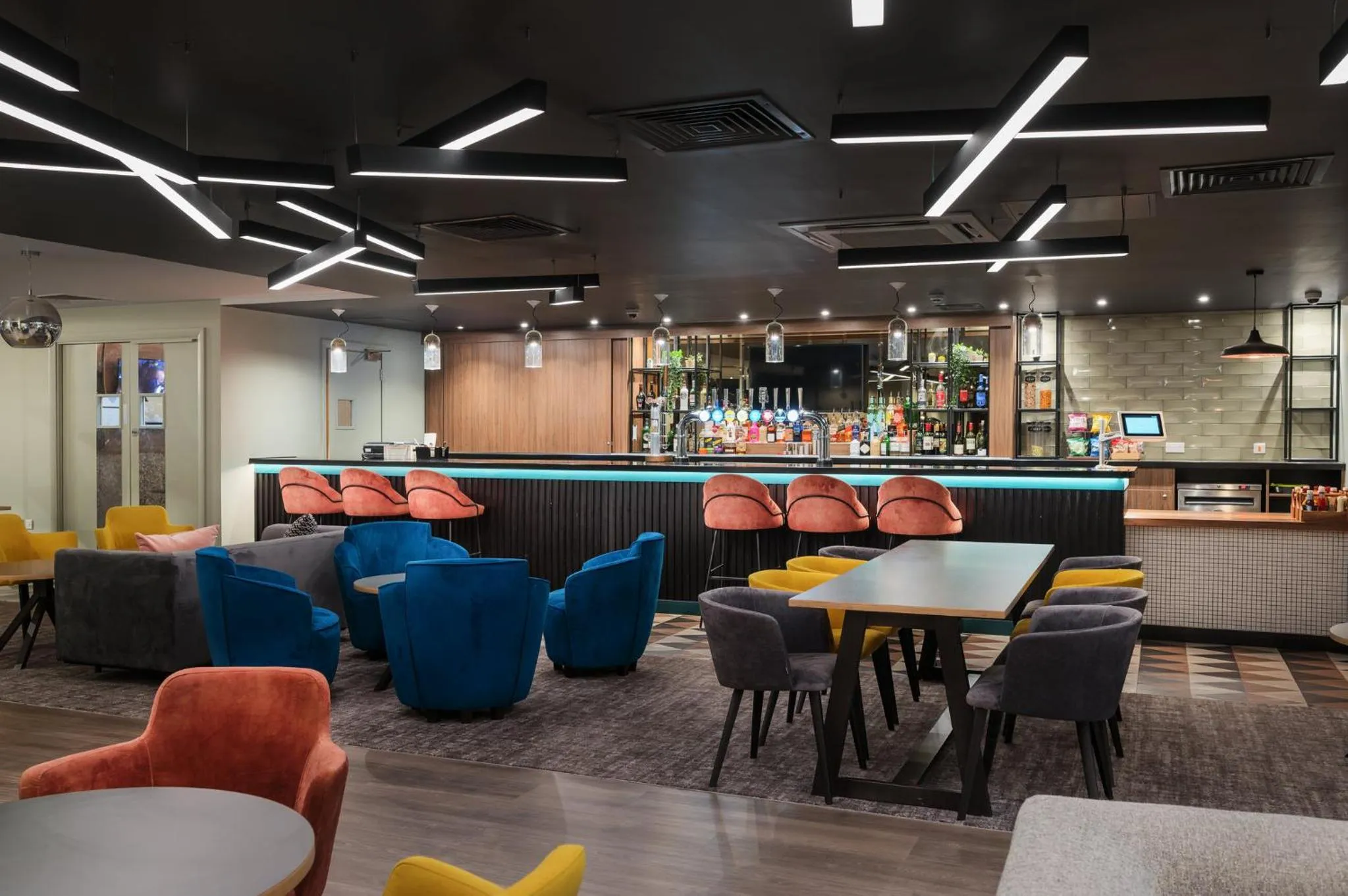 Lounge or bar in Holiday Inn Rochester-Chatham by IHG