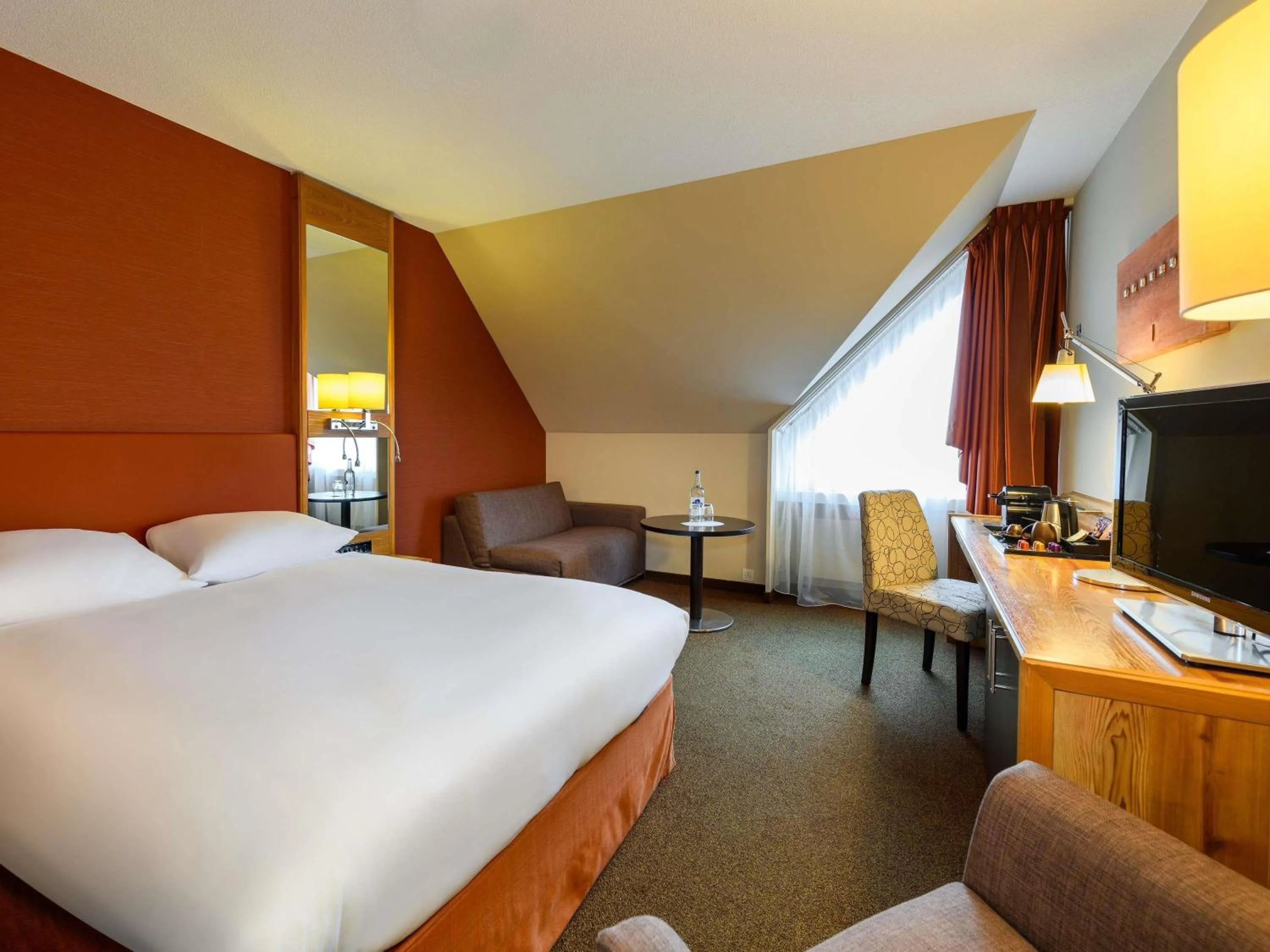 Bedroom, Bed in Mövenpick Hotel Egerkingen