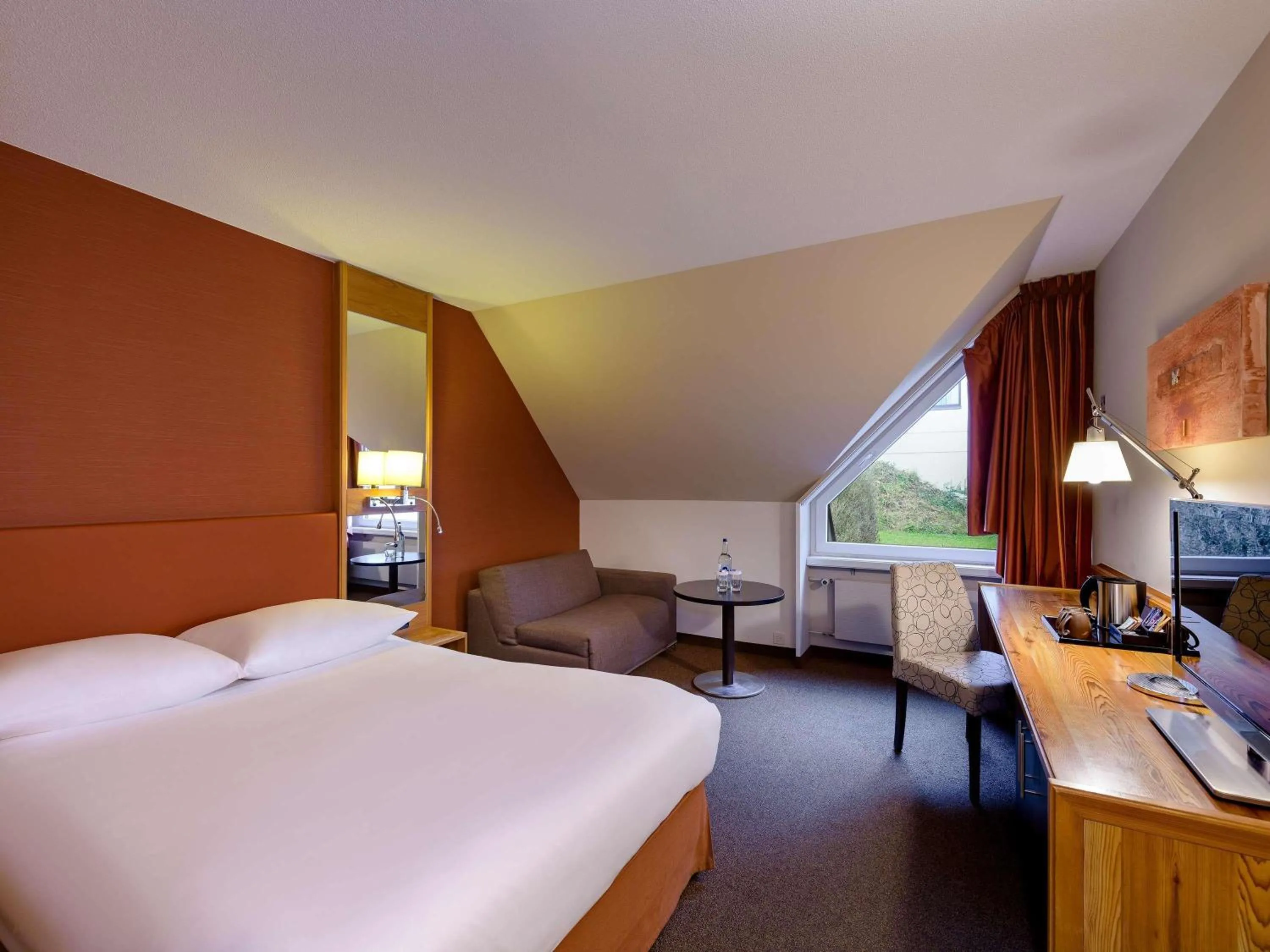 Bedroom, Bed in Mövenpick Hotel Egerkingen