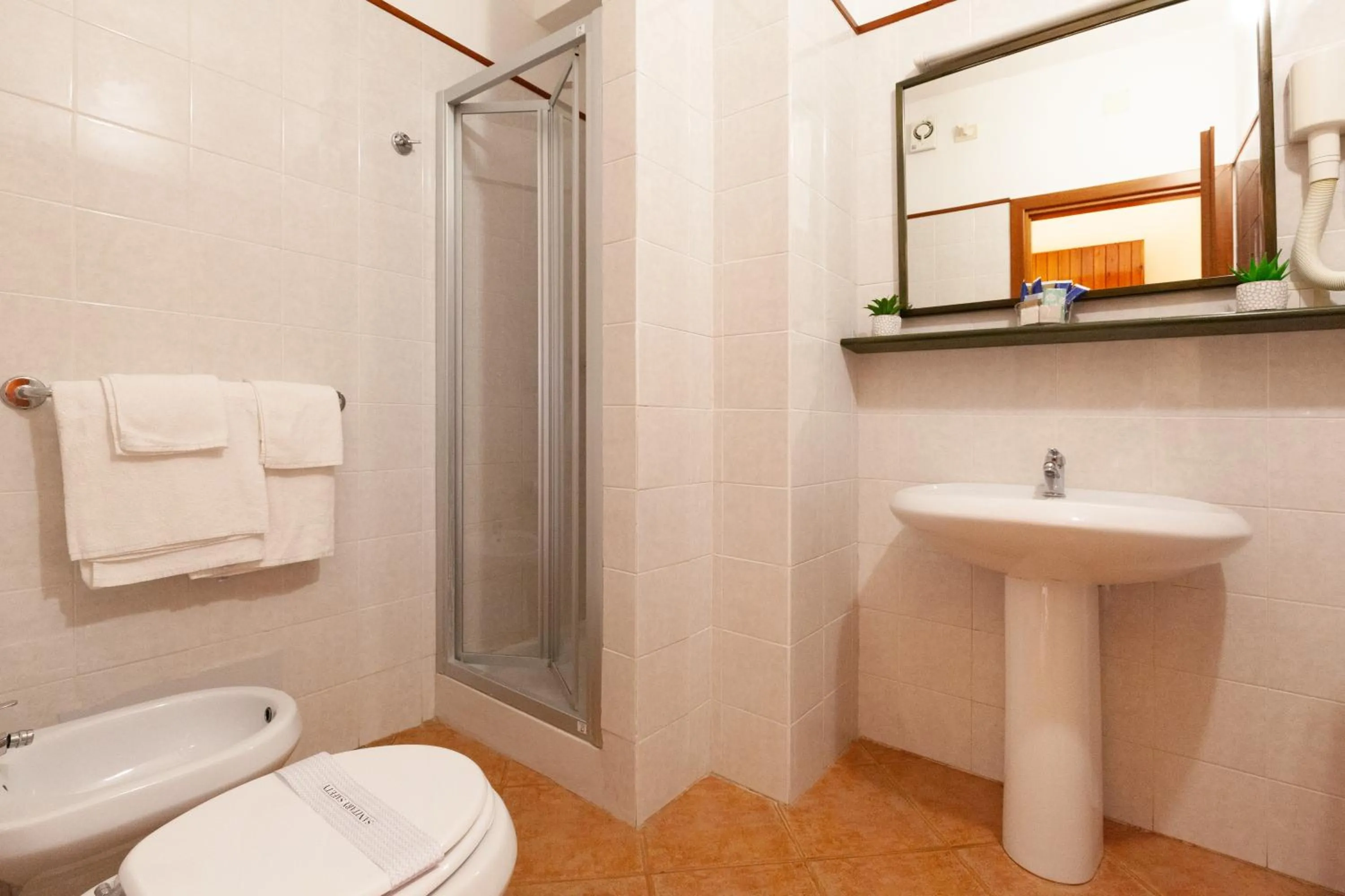 Toilet in iH Hotels Le Zagare Resort