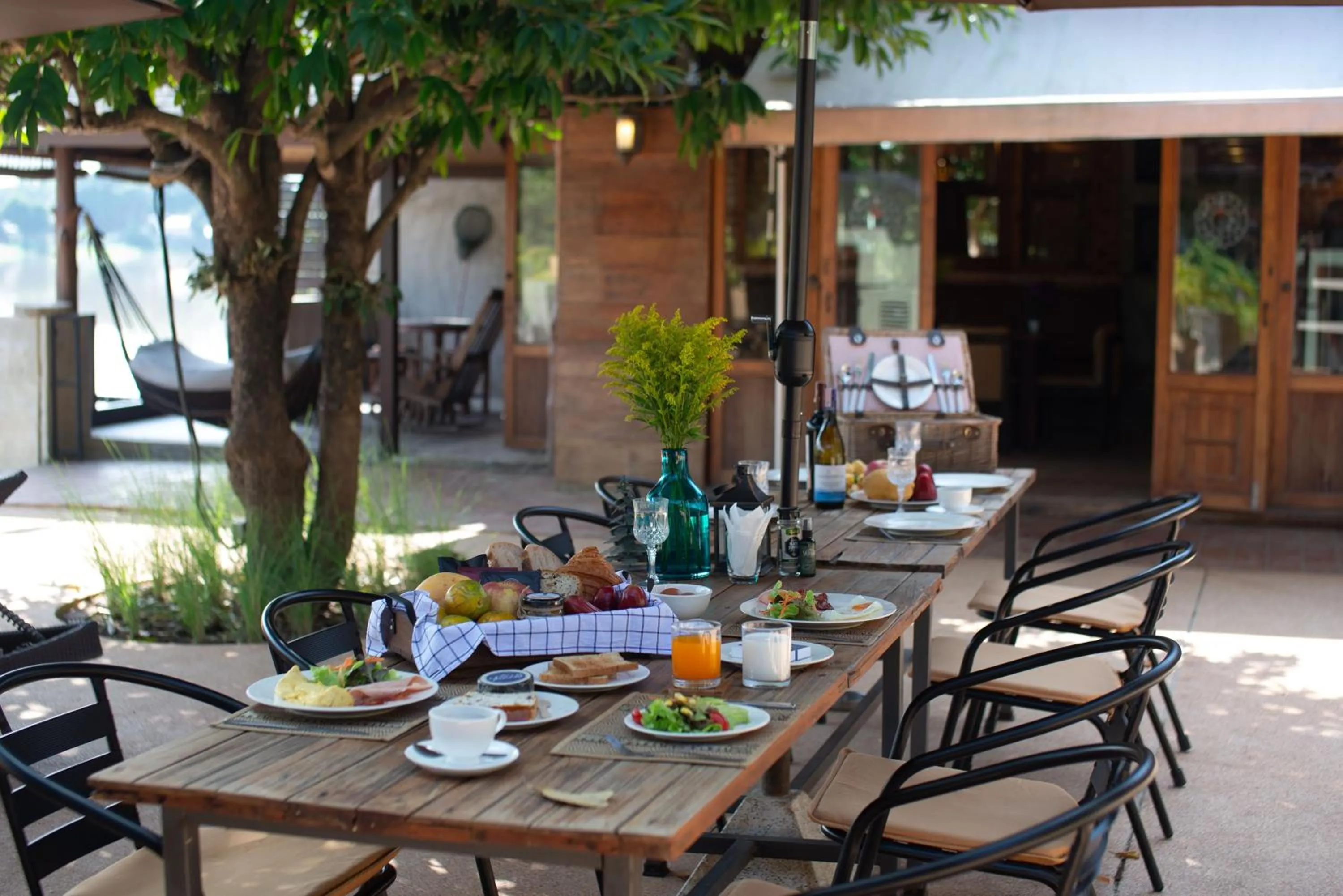 Restaurant/places to eat in Tolani Riverside Villa