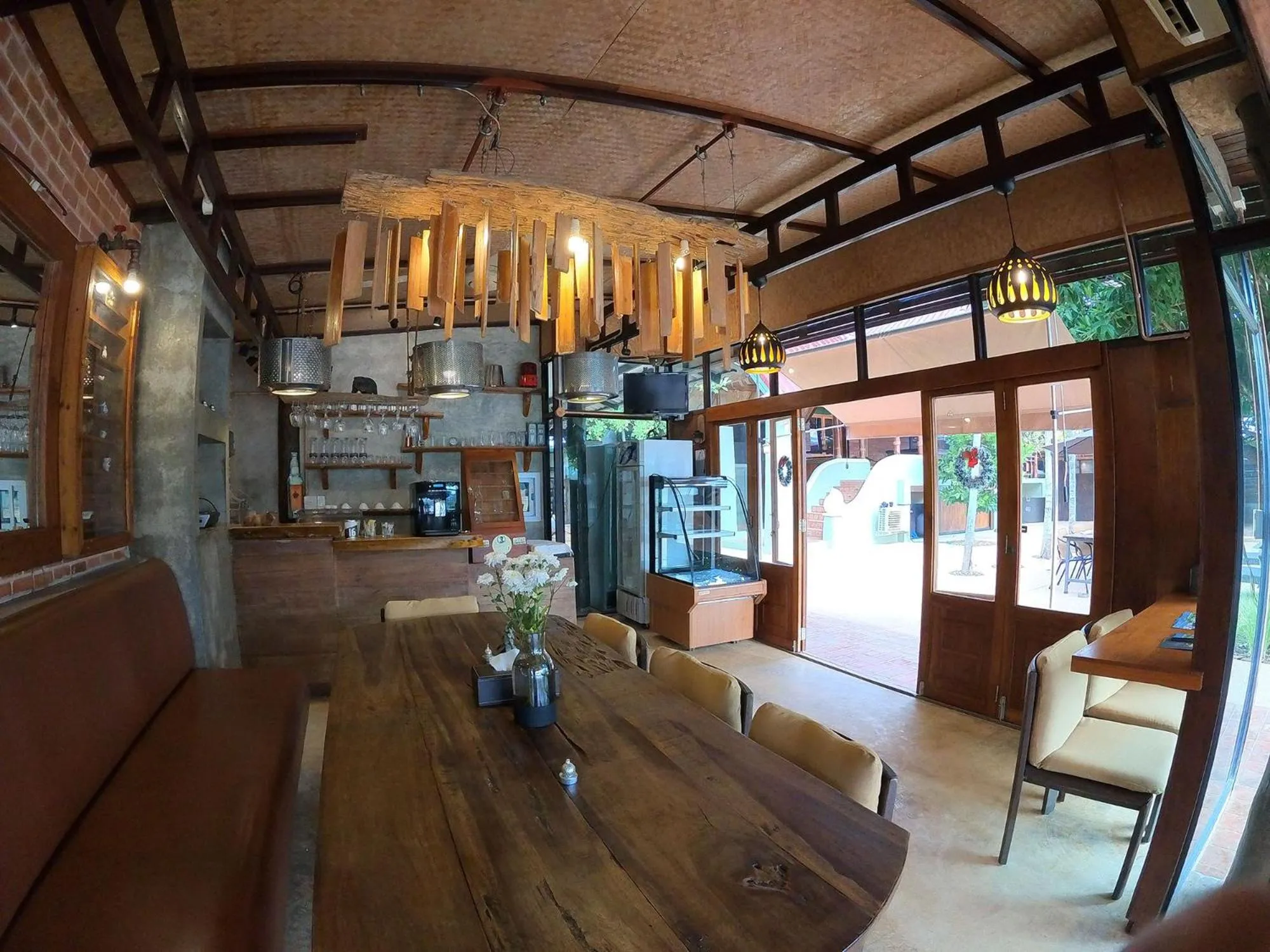 Restaurant/places to eat in Tolani Riverside Villa