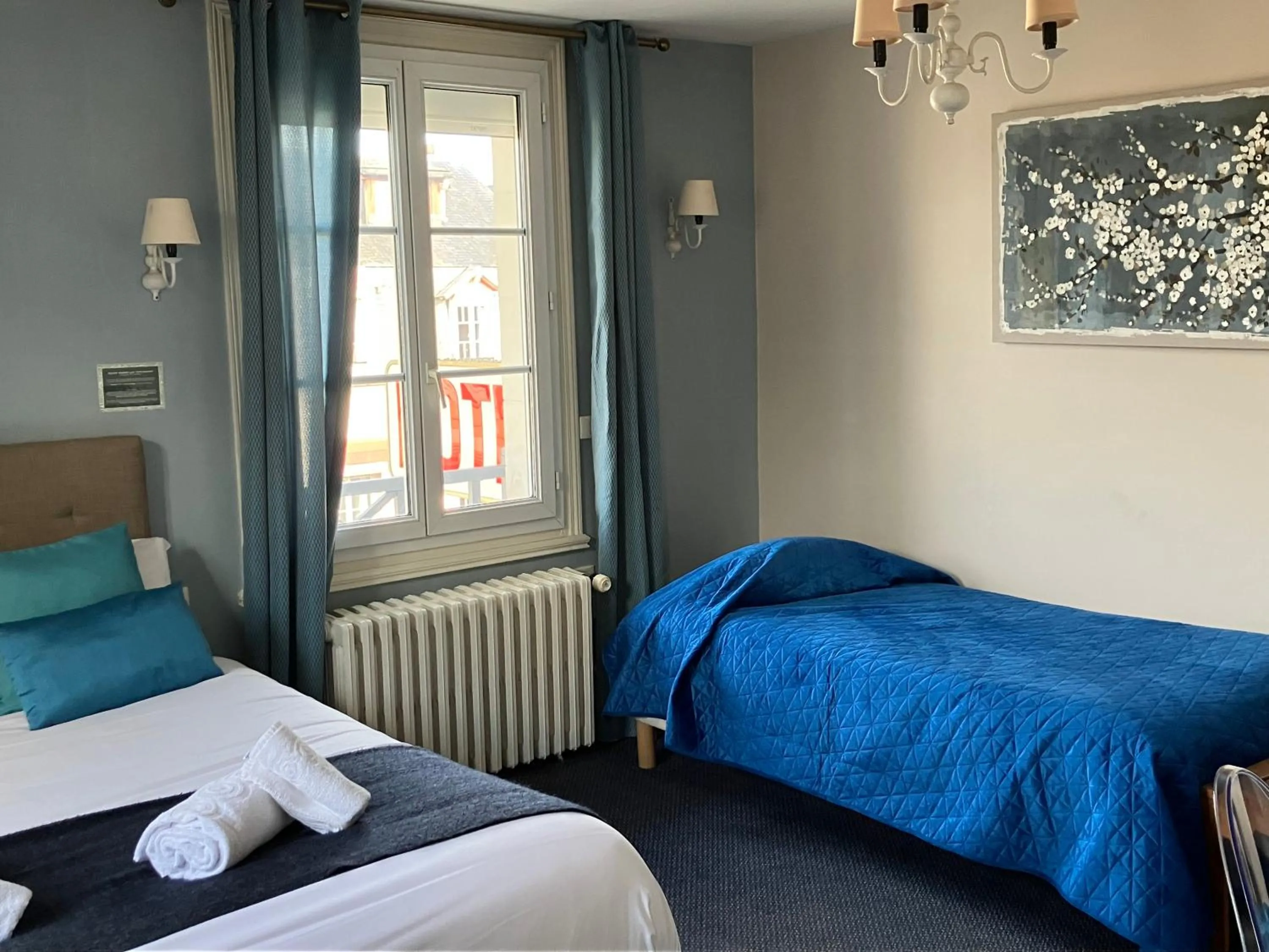 Coffee/tea facilities, Bed in Hôtel de la Côte Fleurie