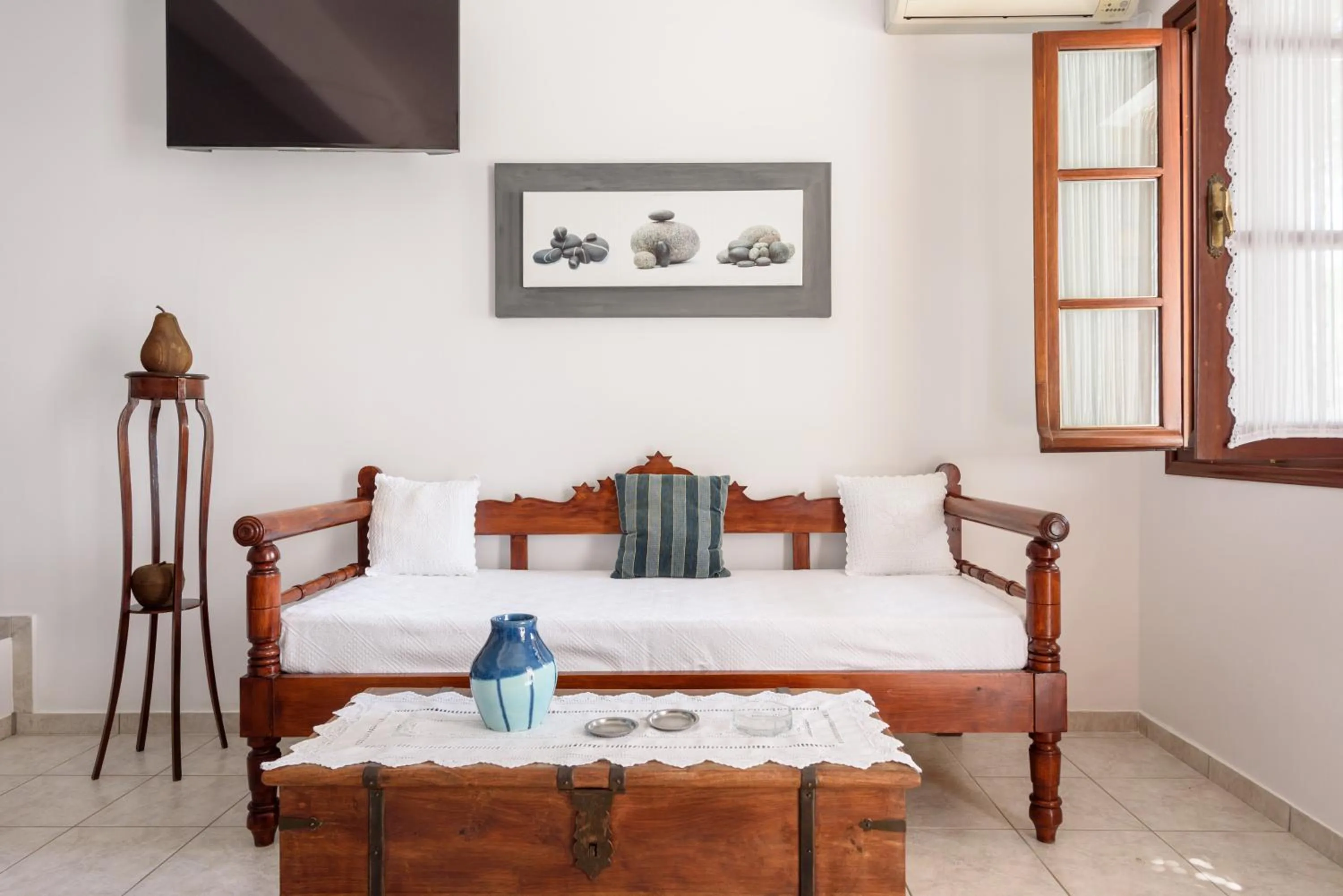 Seating area, Bed in Villa Notos