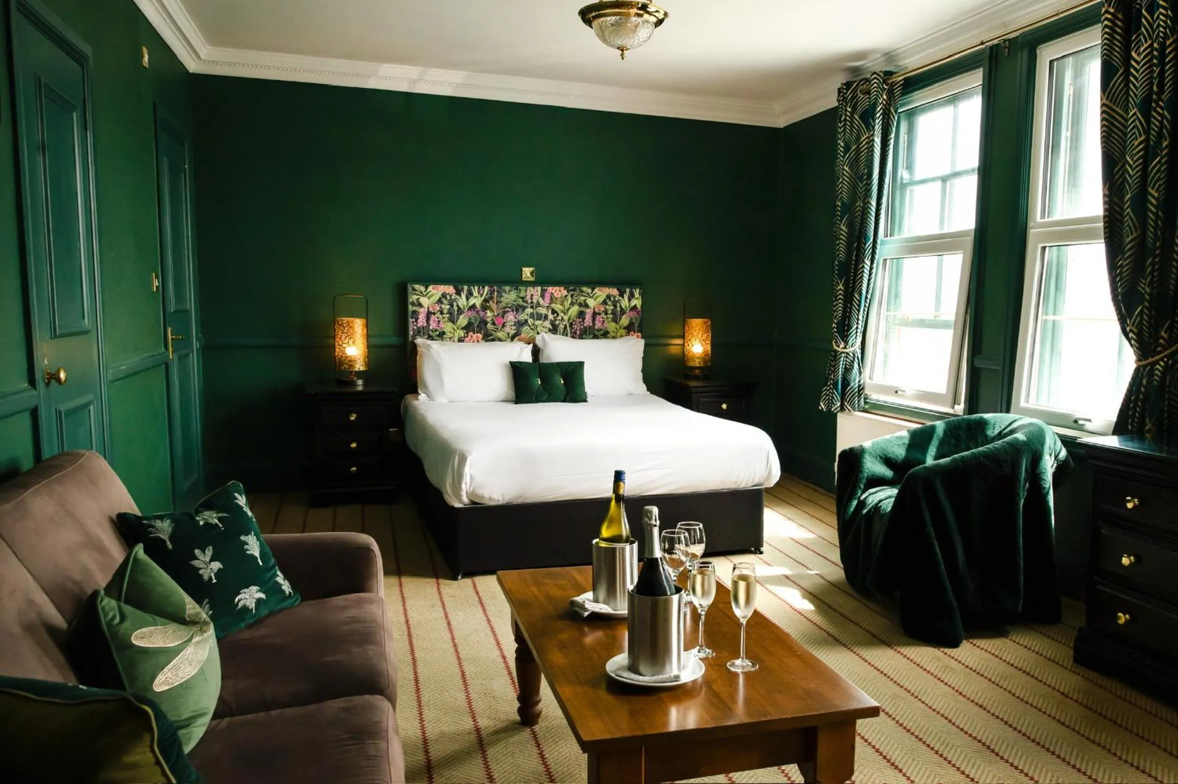 Photo of the whole room, Bed in The Royal Oak Hotel