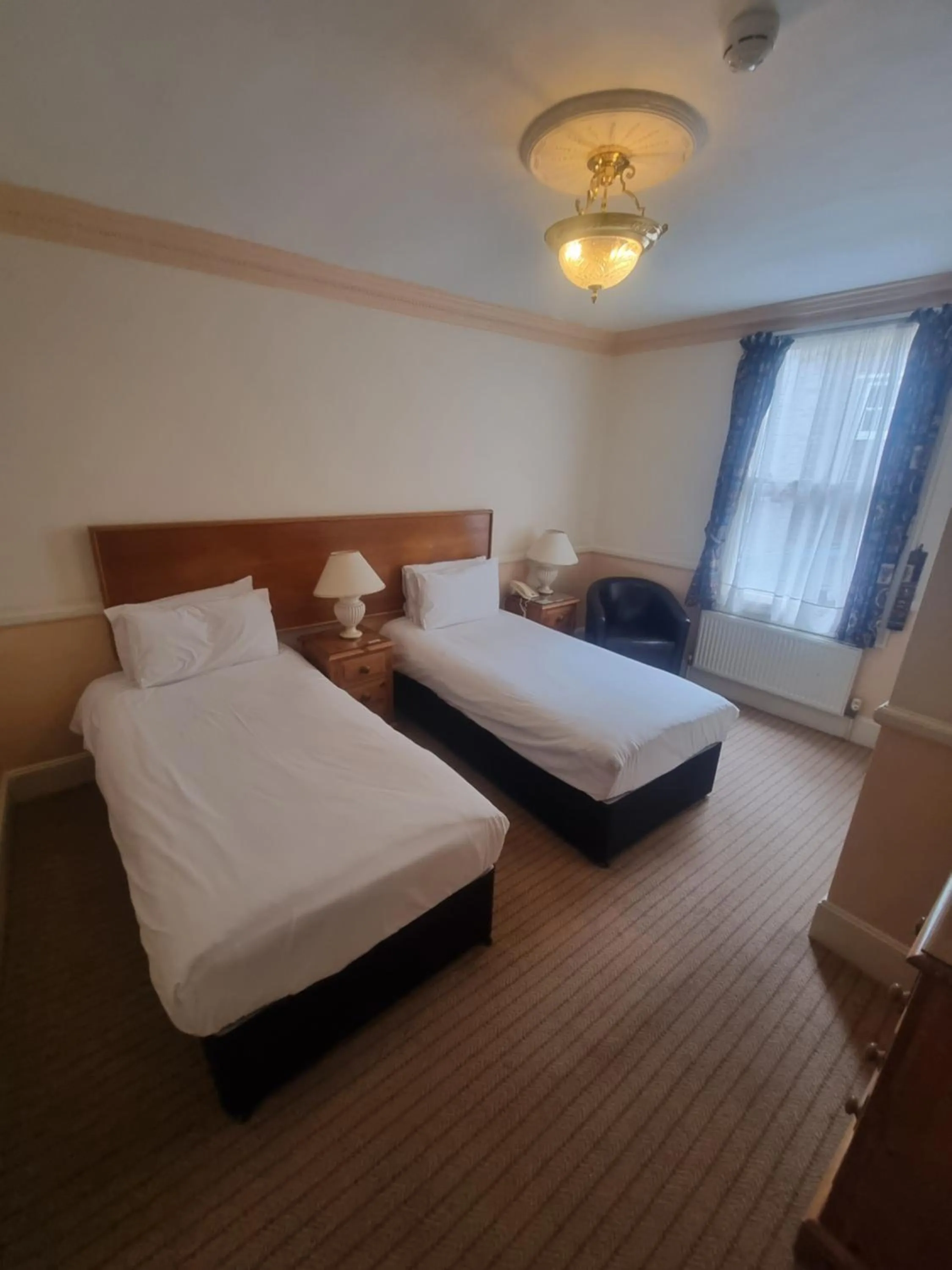 Twin Room en suite in The Royal Oak Hotel