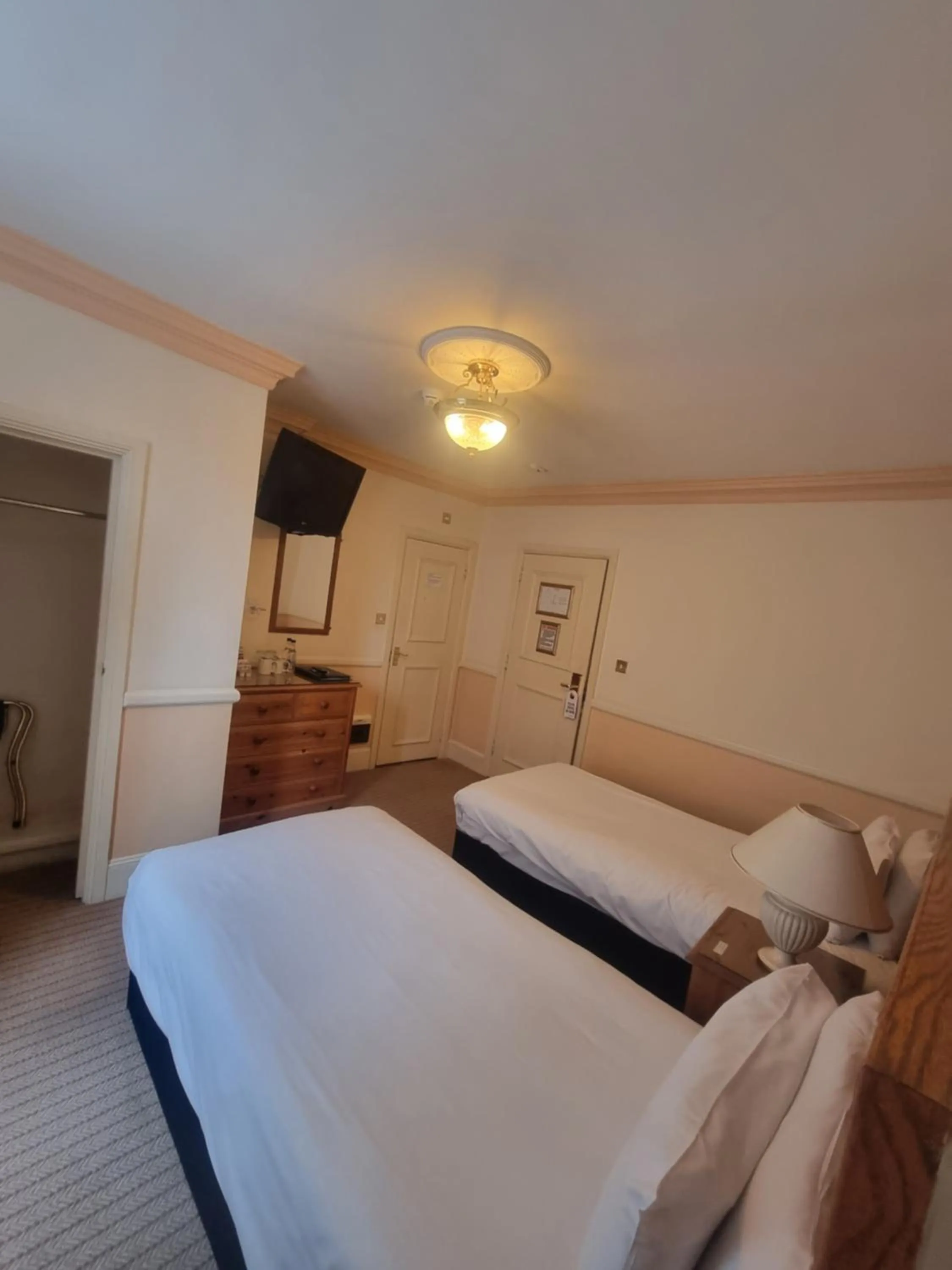 Photo of the whole room, Bed in The Royal Oak Hotel