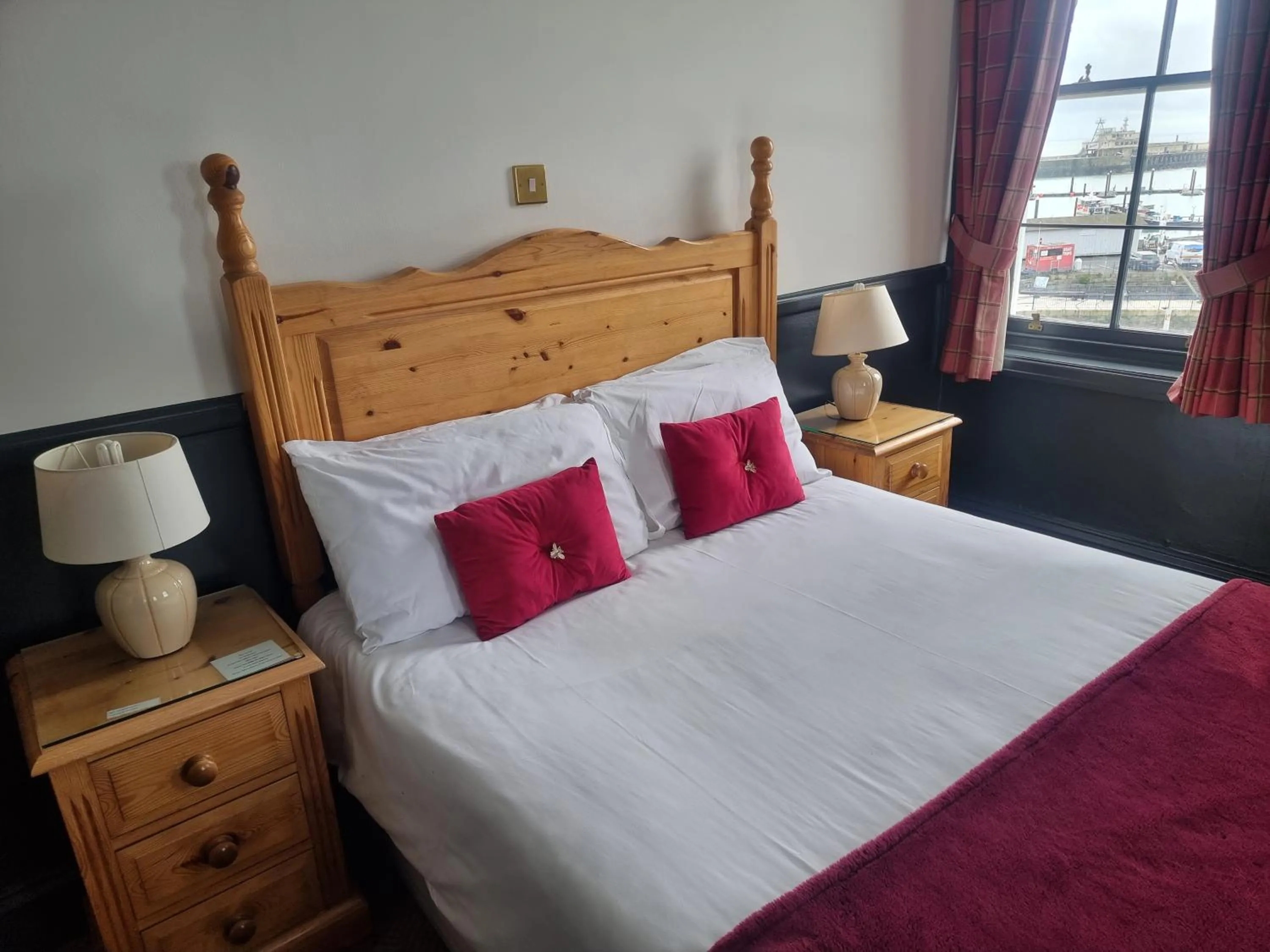 Photo of the whole room, Bed in The Royal Oak Hotel