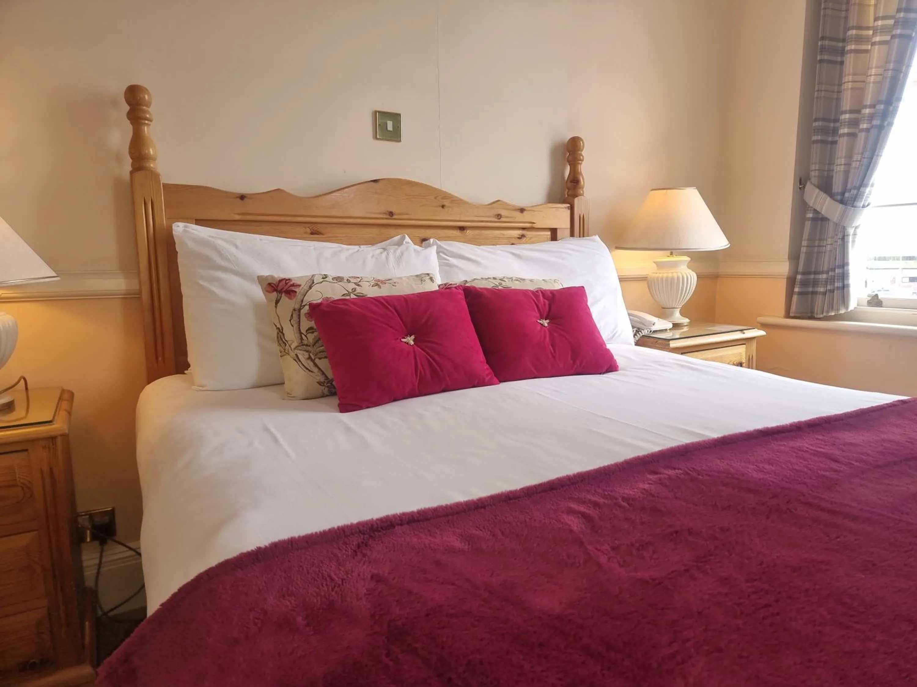 Bedroom, Bed in The Royal Oak Hotel