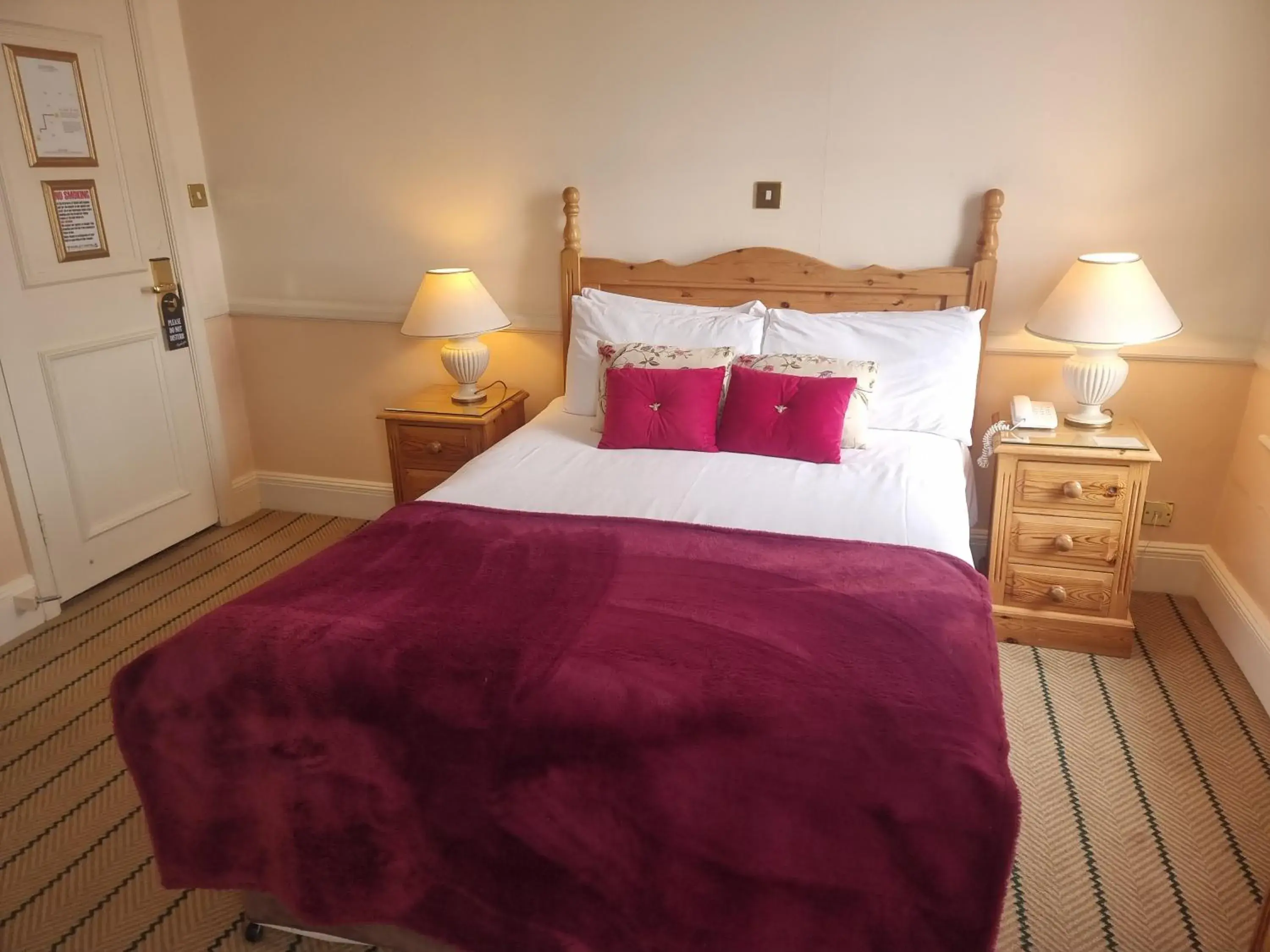 Double Room with Sea View in The Royal Oak Hotel Double Room with Sea View in The Royal Oak Hotel