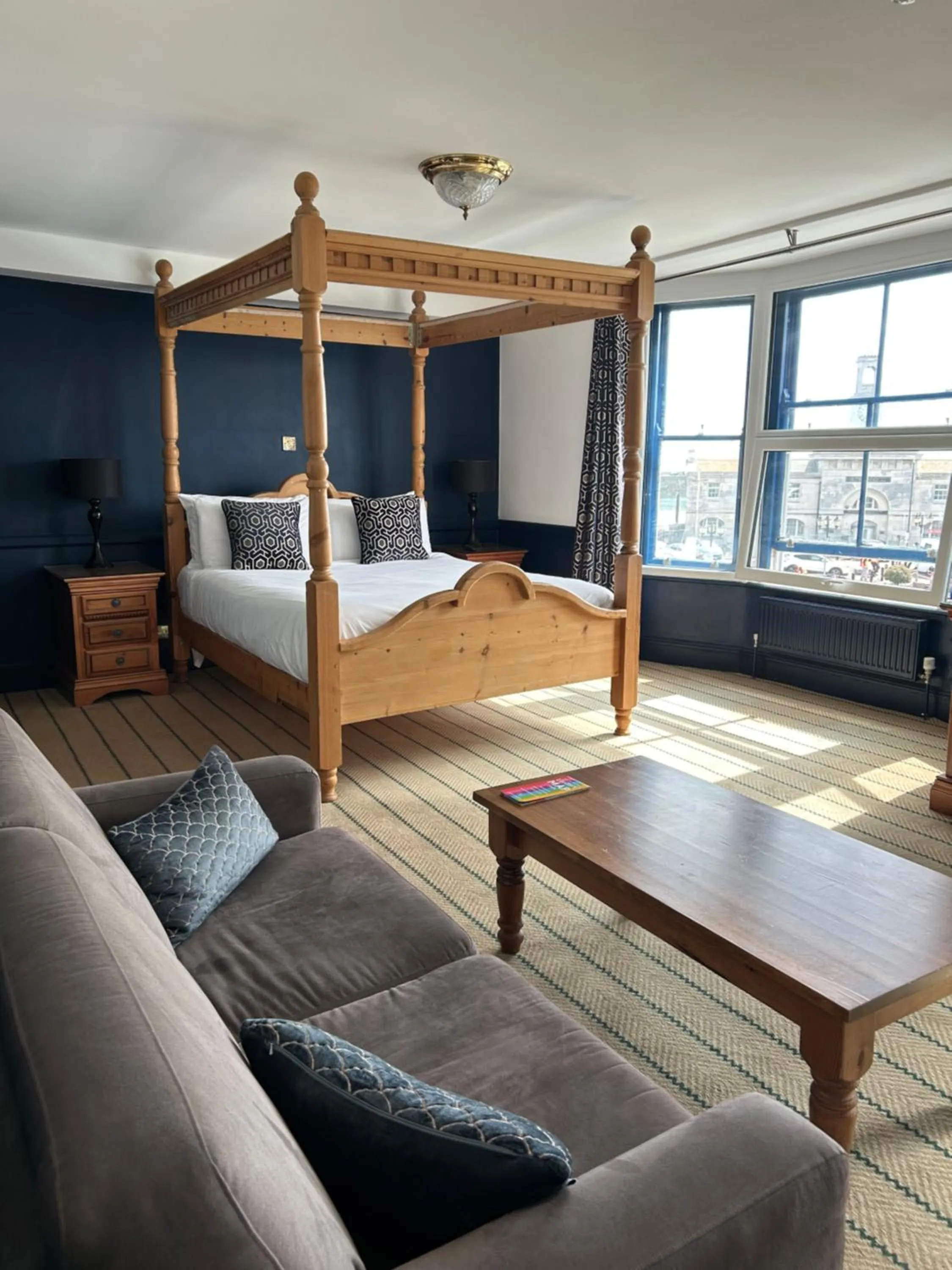 Bedroom, Bed in The Royal Oak Hotel