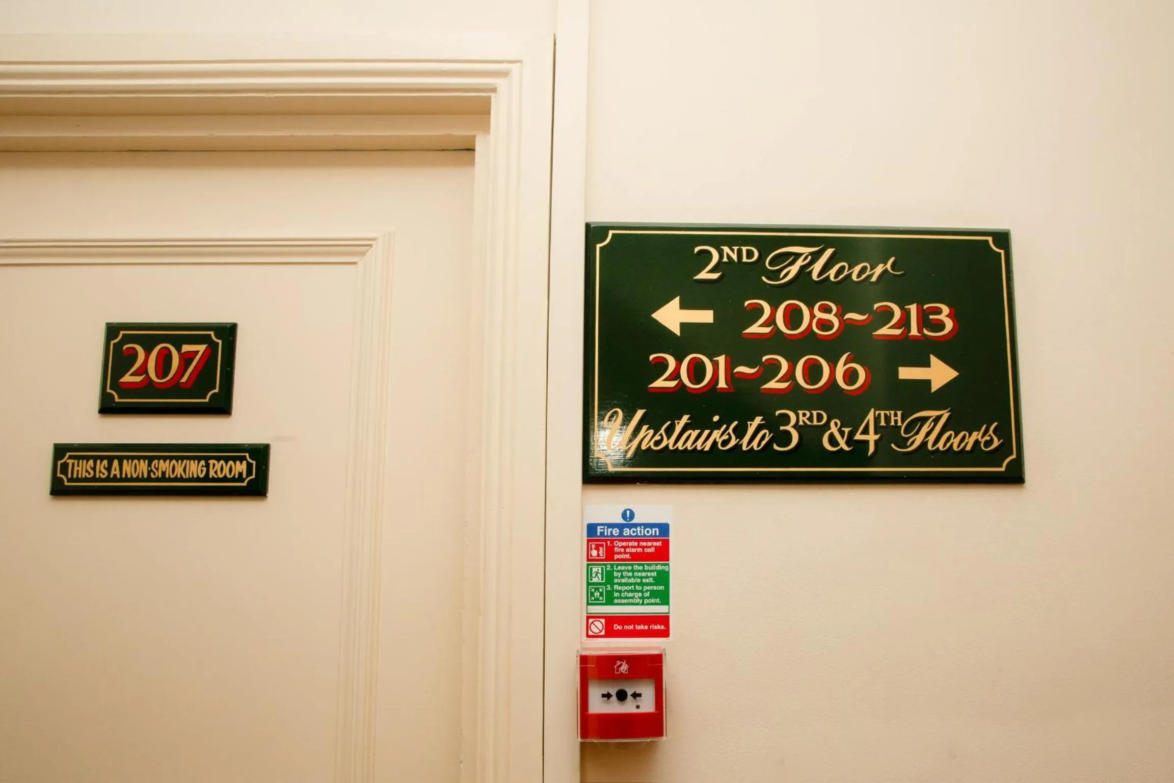 Logo/Certificate/Sign in The Royal Oak Hotel