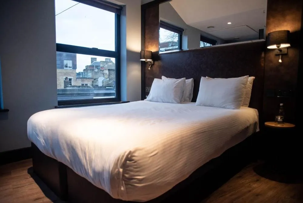 Bedroom, Bed in Camden Enterprise Hotel