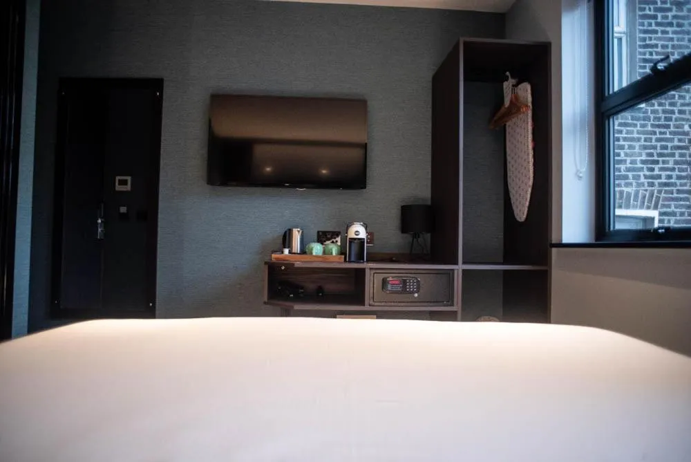 Bed in Camden Enterprise Hotel