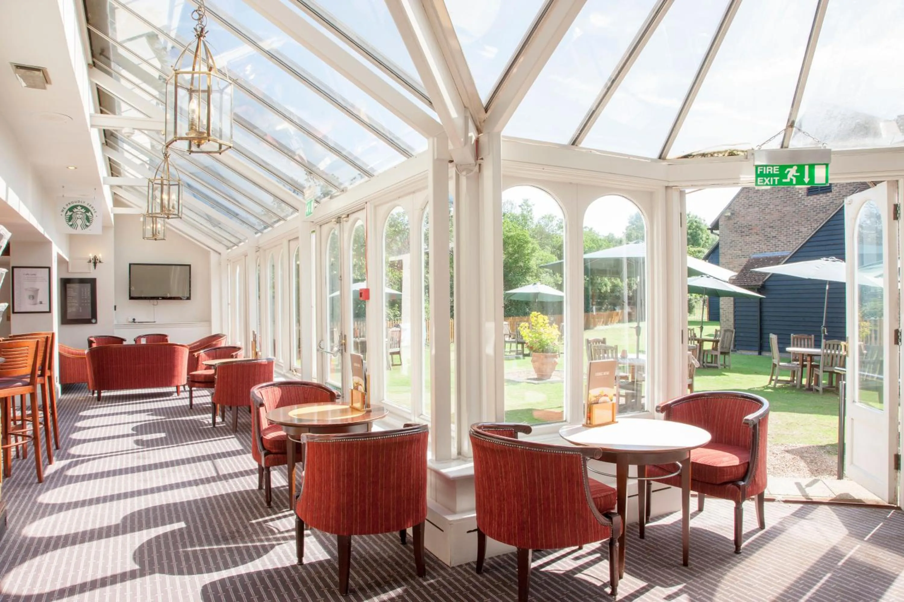 Lounge or bar in Holiday Inn Ashford Central by IHG