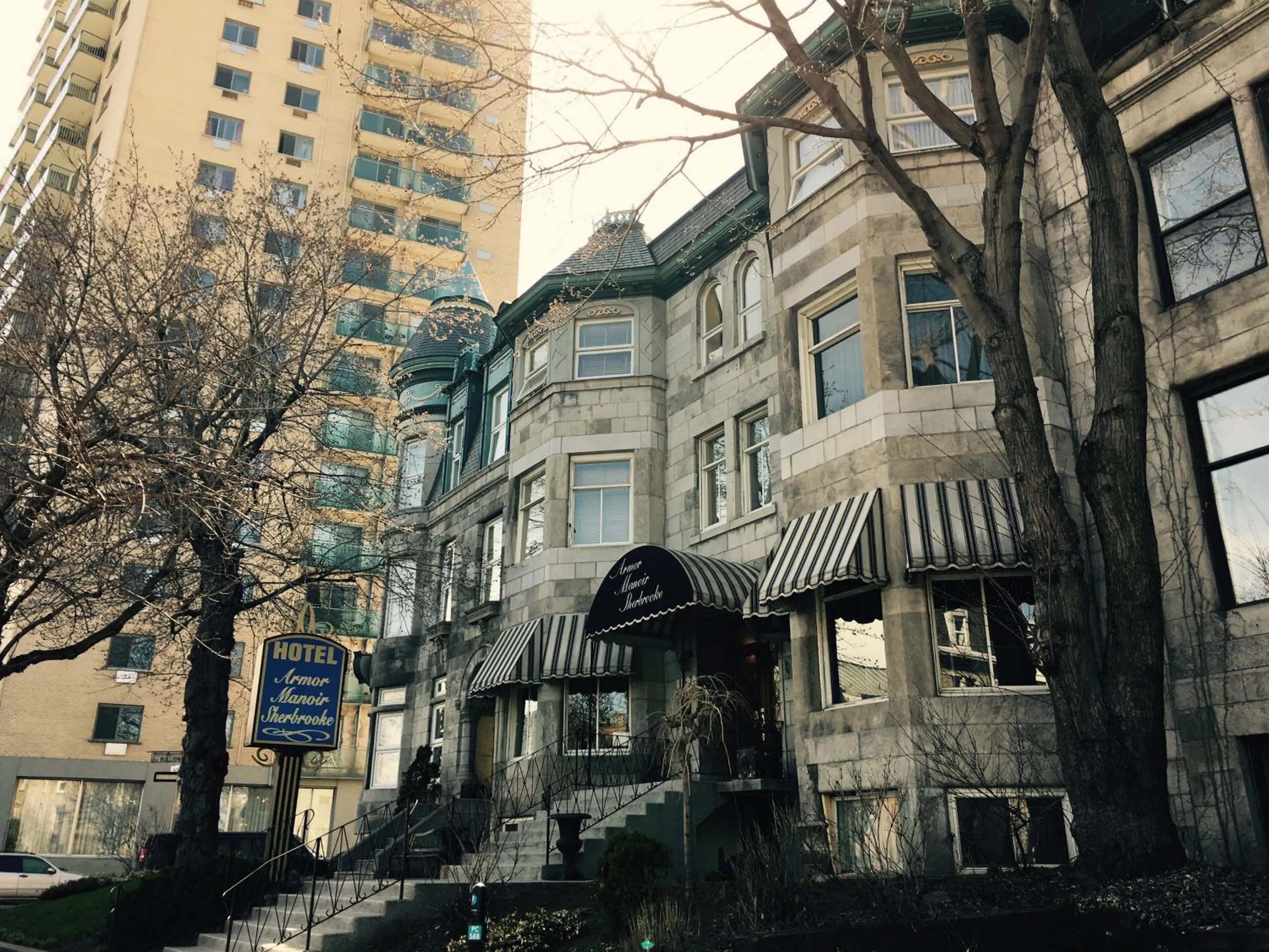 Property building in Manoir Sherbrooke