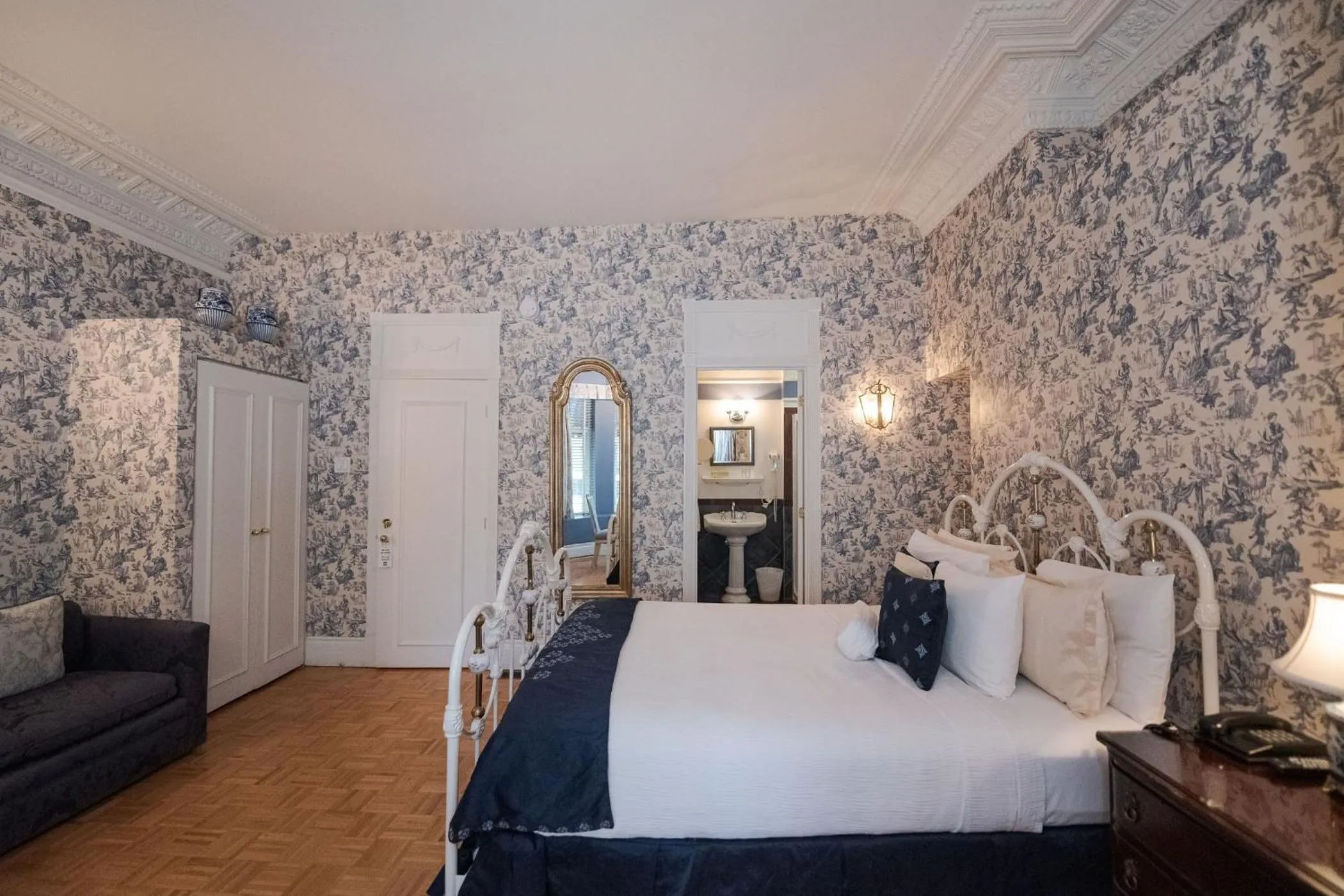 Photo of the whole room, Bed in Manoir Sherbrooke