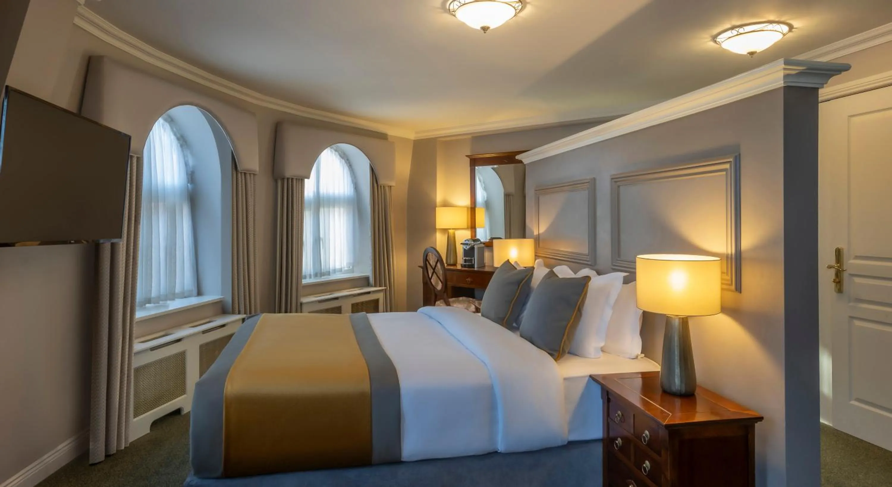 Bedroom, Bed in Bracken Court Hotel