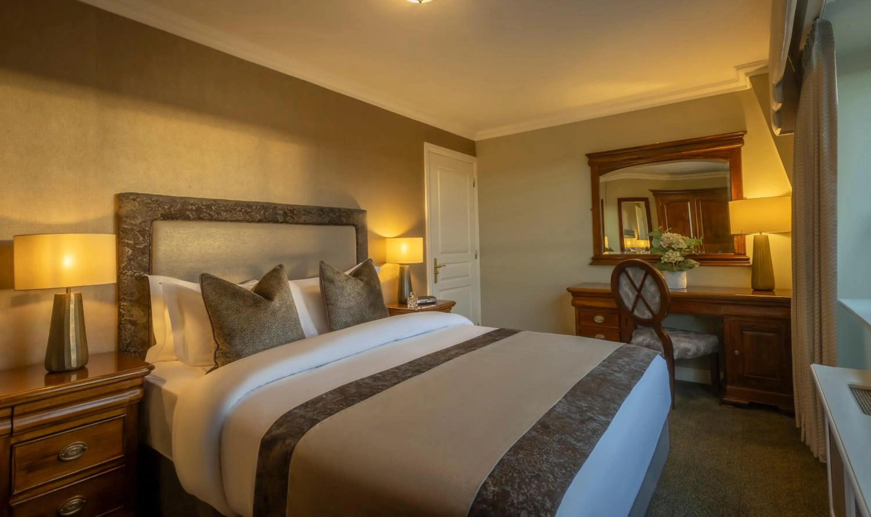 Bedroom, Bed in Bracken Court Hotel