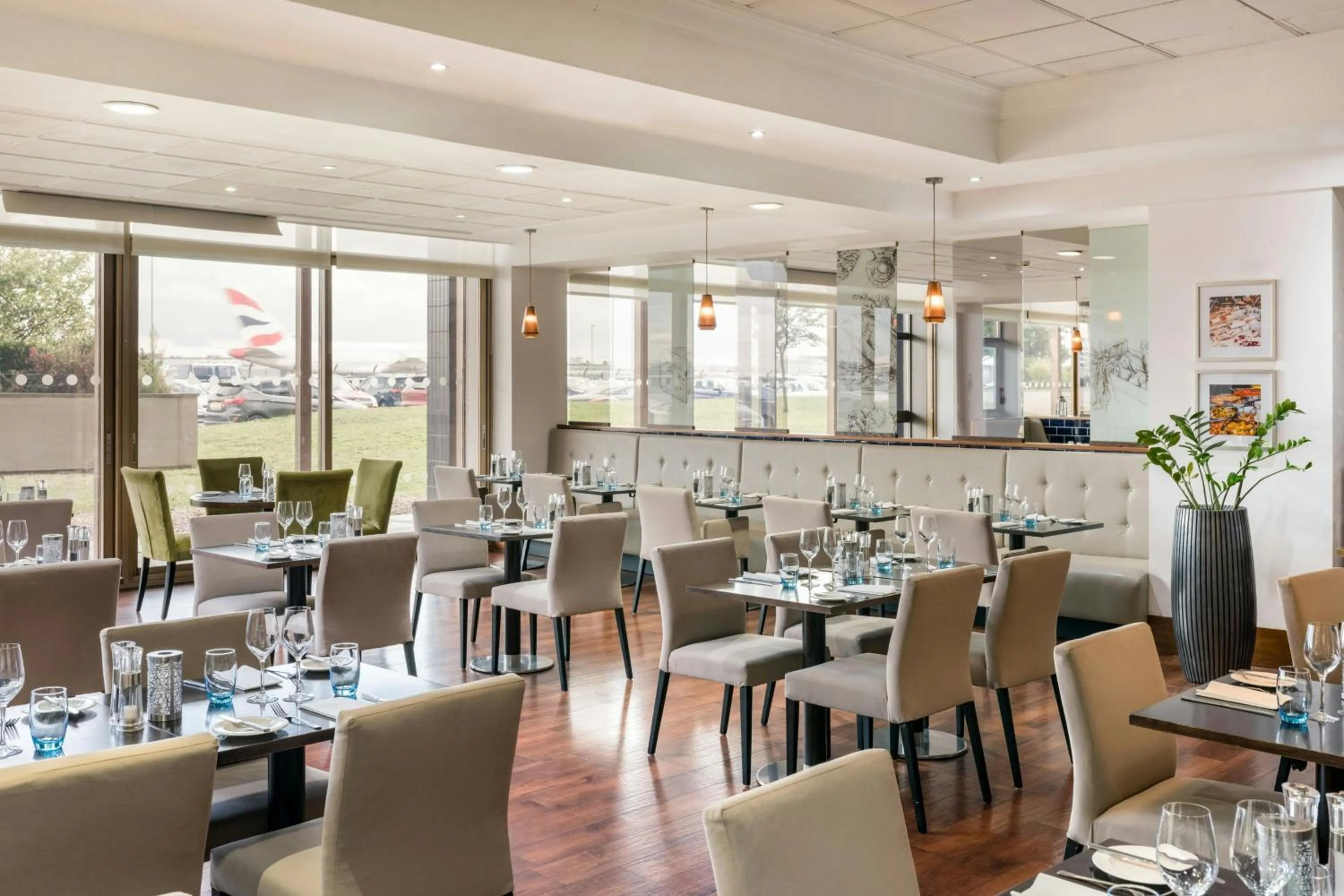 Restaurant/places to eat in Renaissance London Heathrow Hotel