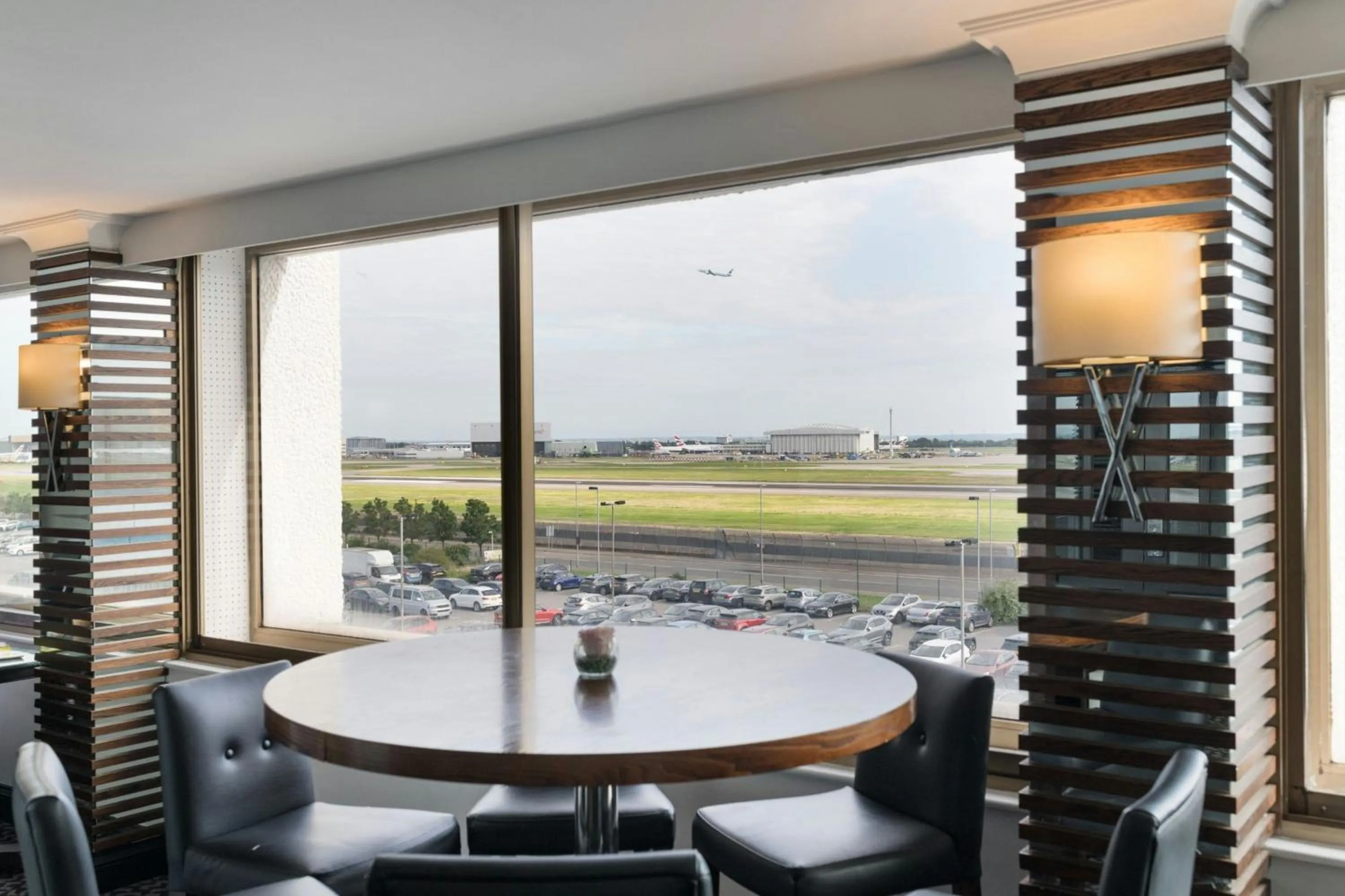 Lounge or bar in Renaissance London Heathrow Hotel
