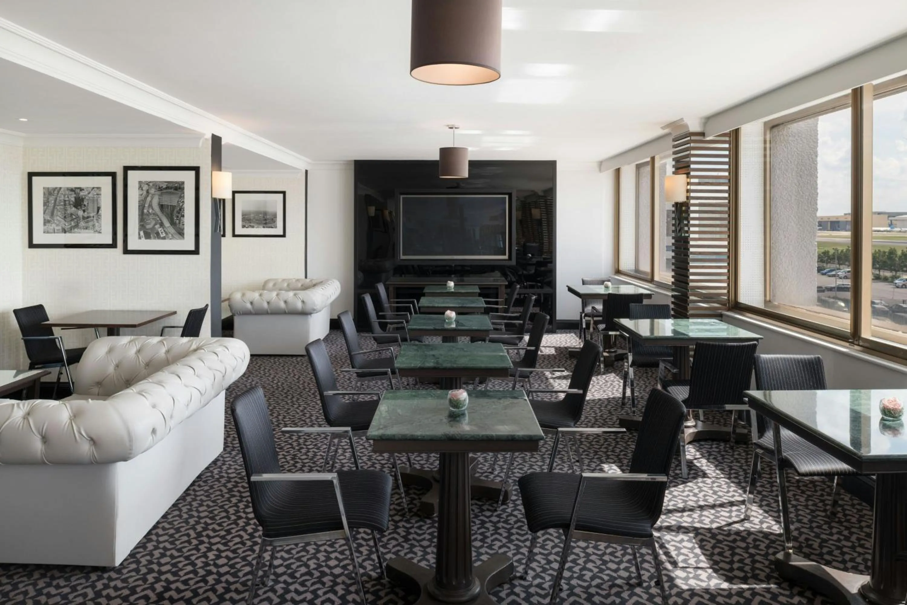 Lounge or bar in Renaissance London Heathrow Hotel