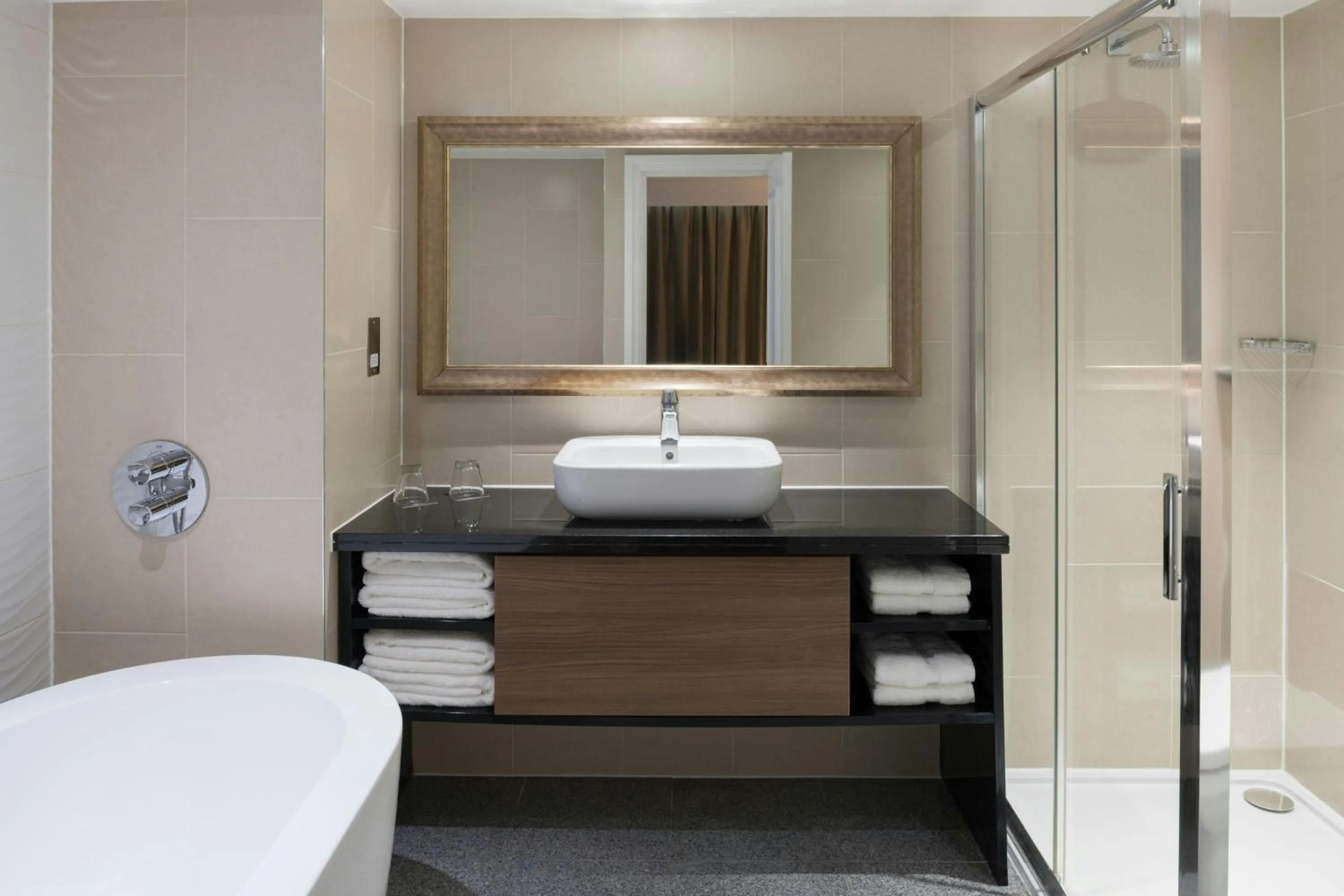 Bathroom in Renaissance London Heathrow Hotel
