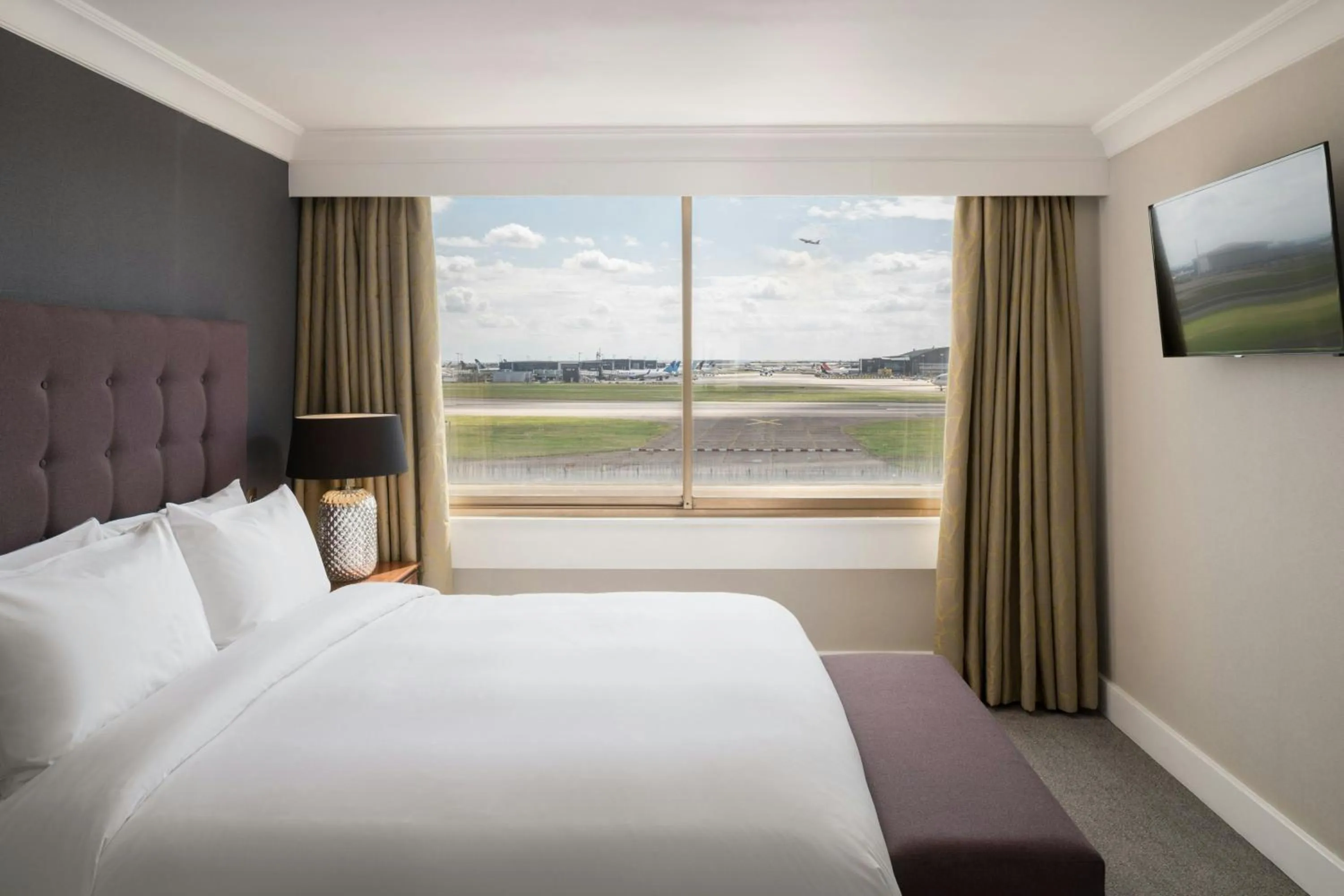 Photo of the whole room, Bed in Renaissance London Heathrow Hotel