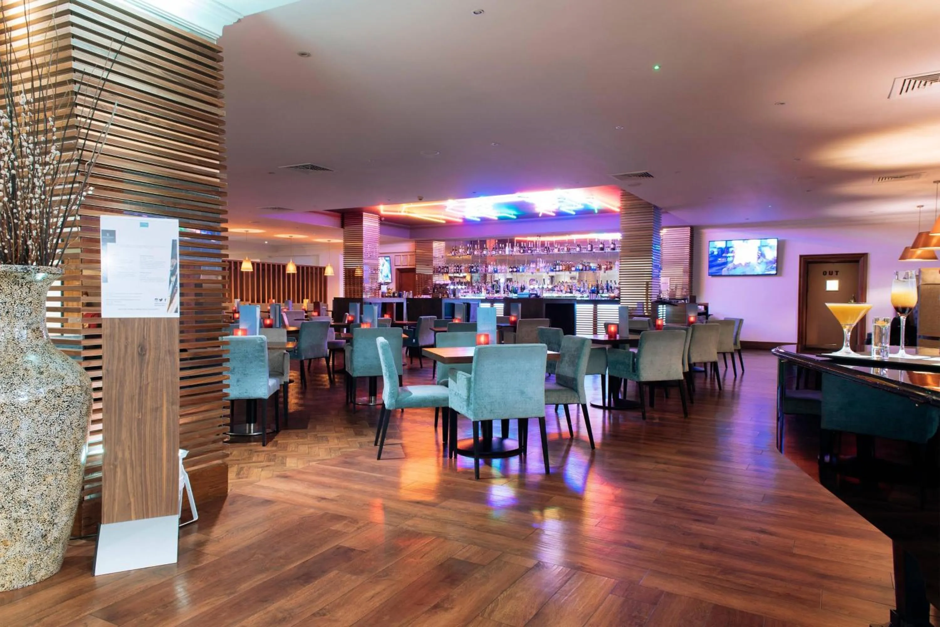 Lounge or bar in Renaissance London Heathrow Hotel