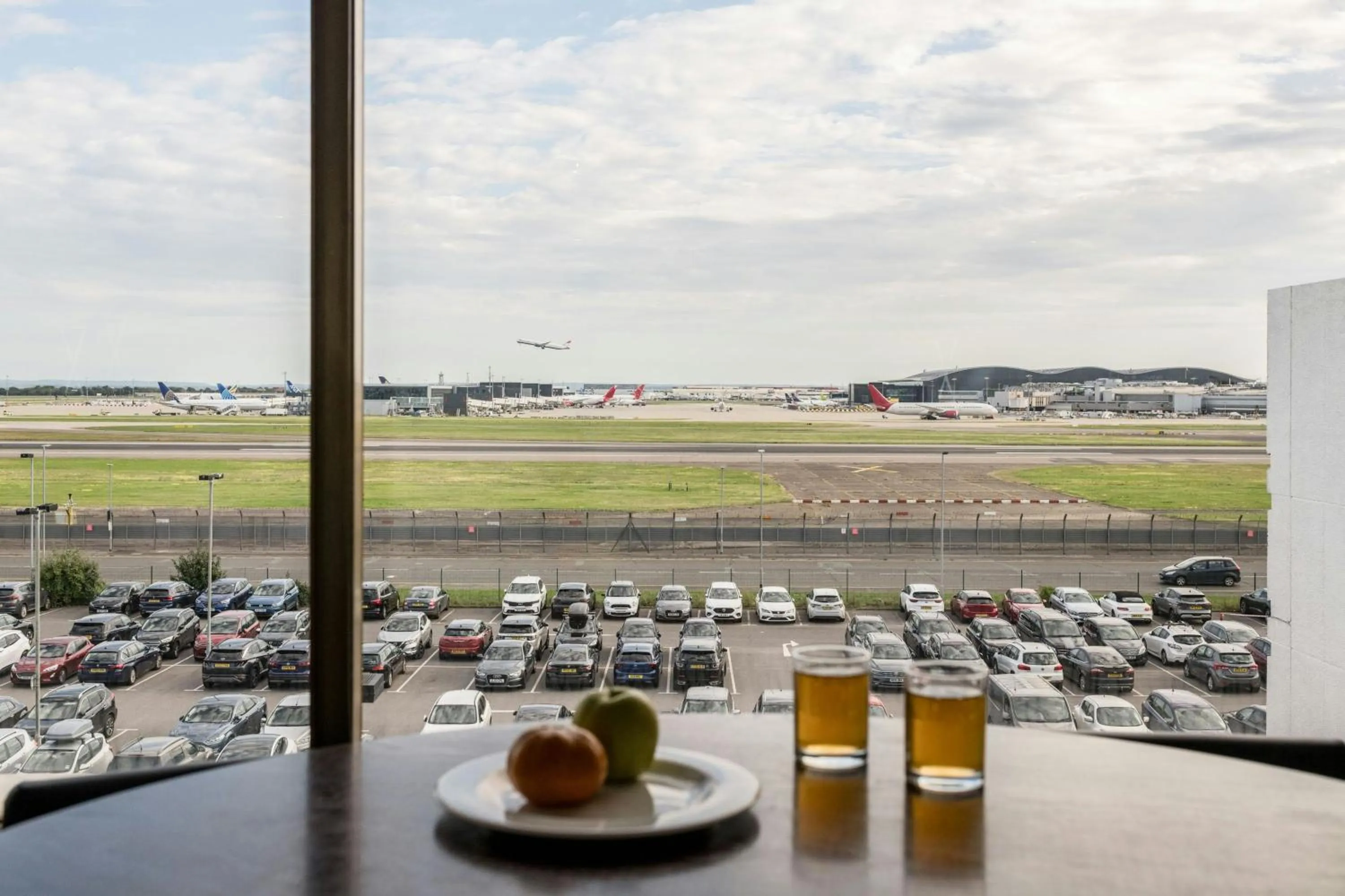 Lounge or bar in Renaissance London Heathrow Hotel