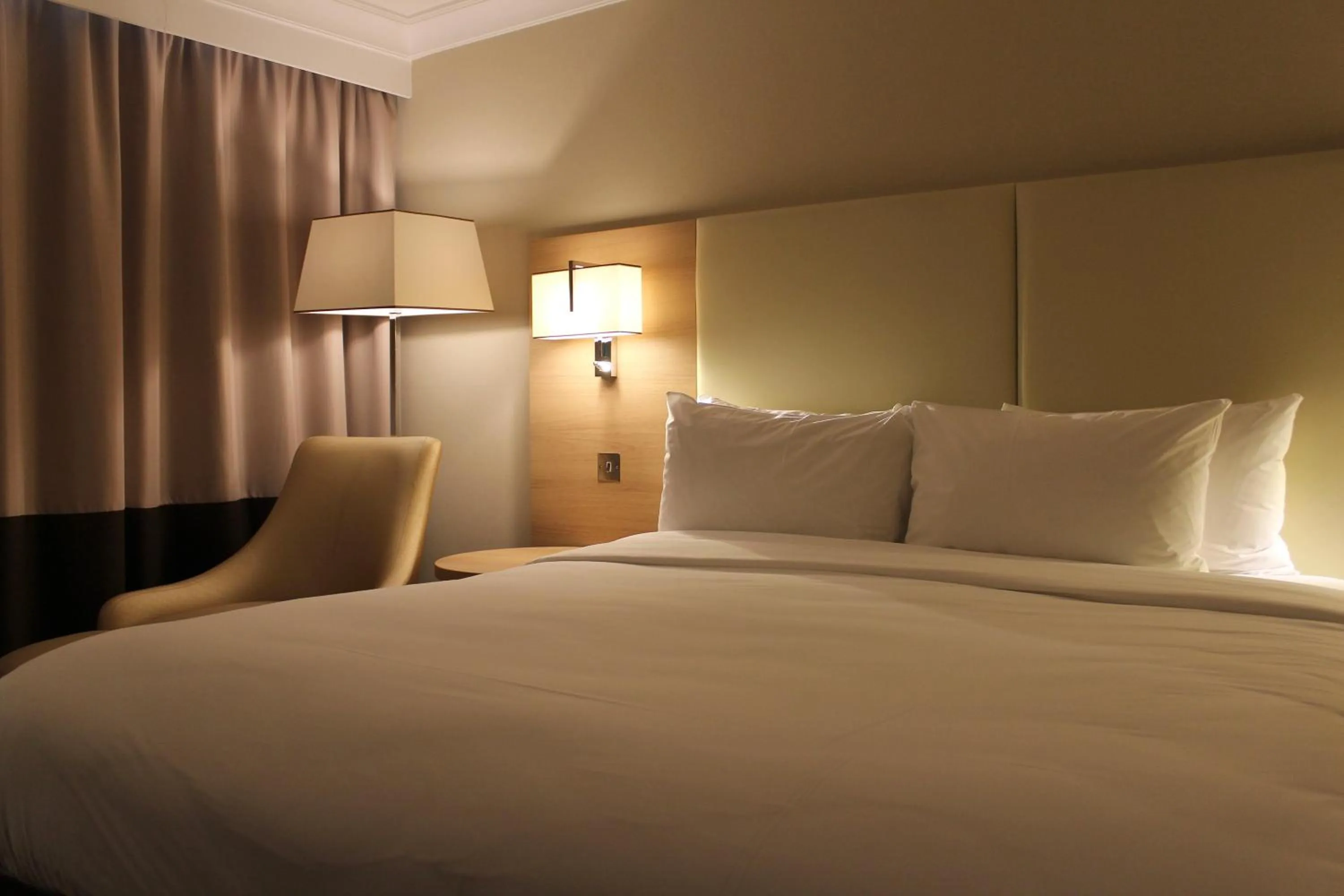 Bedroom, Bed in Renaissance London Heathrow Hotel